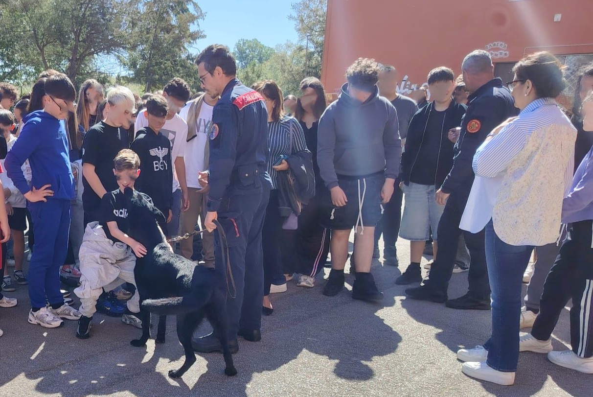 ANZIO_-_I_Carabinieri_con_gli_alunni__1_