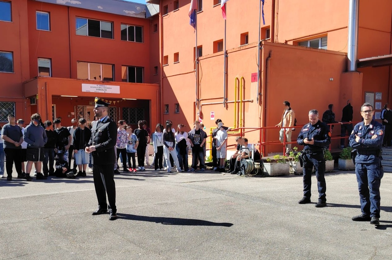 ANZIO_-_I_Carabinieri_con_gli_alunni__2_