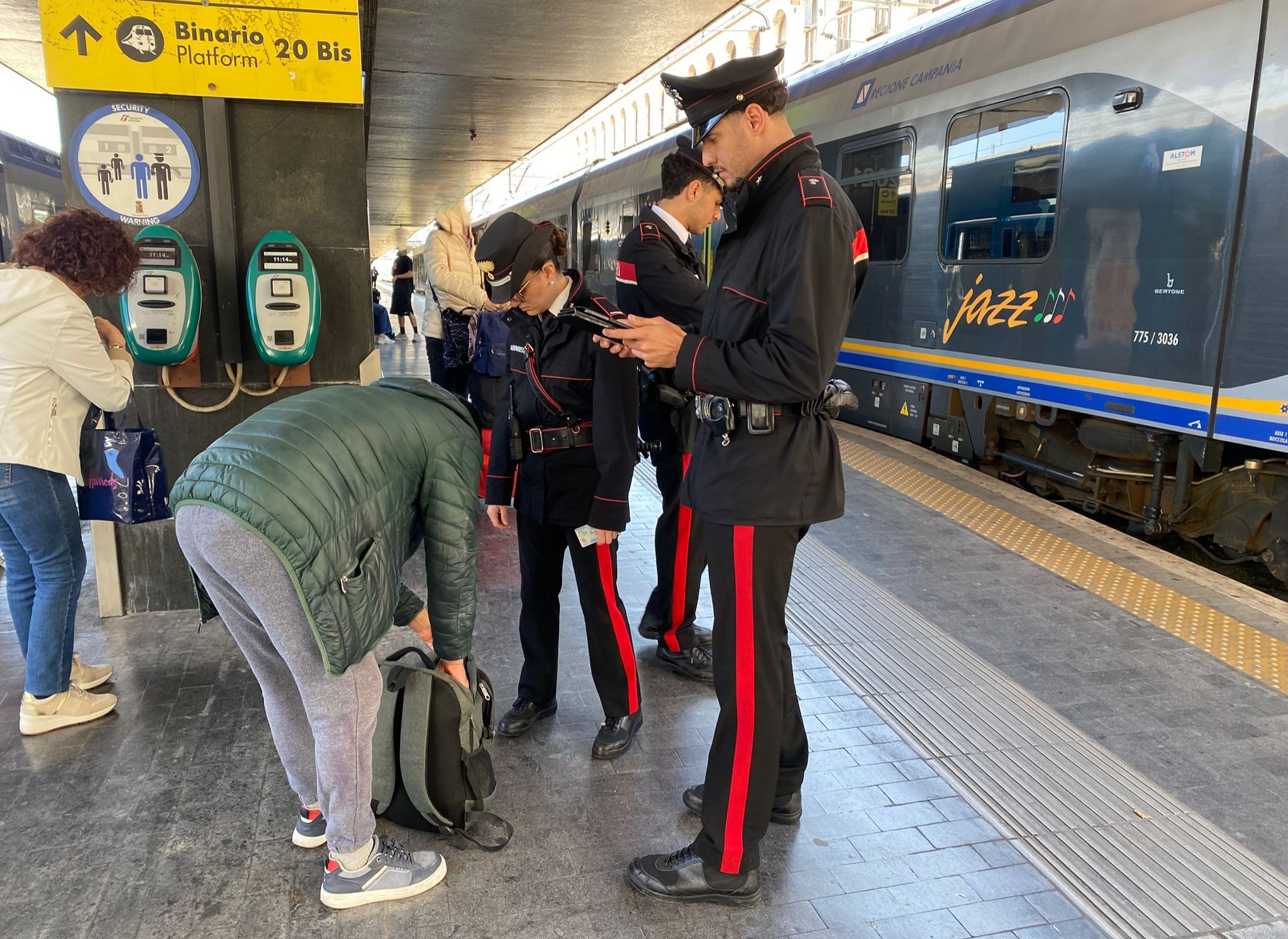 CENTRO_-_Controlli_dei_Carabinieri_nella_stazione_Termini__1_