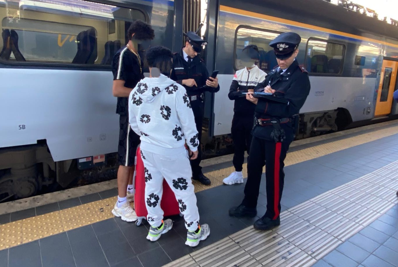 CENTRO_-_Controlli_dei_Carabinieri_nella_stazione_Termini__2_