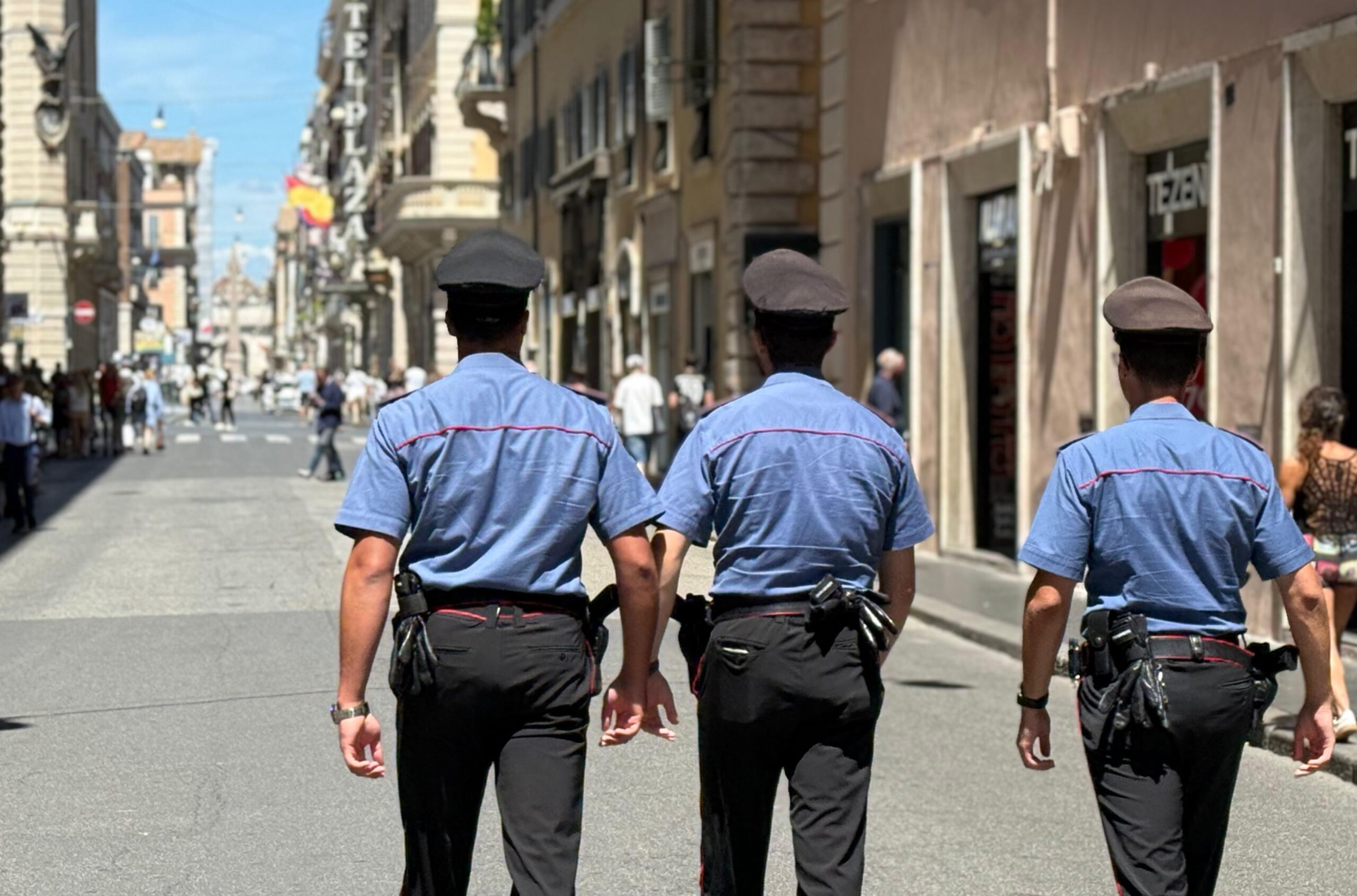 CENTRO_-_I_Carabinieri_di_Roma_San_Lorenzo_in_Lucina_intervenuti__1_