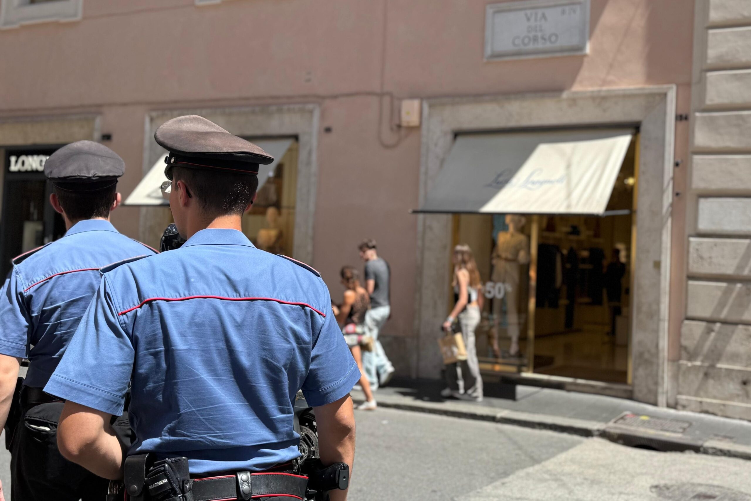 CENTRO_-_I_Carabinieri_di_Roma_San_Lorenzo_in_Lucina_intervenuti__2_