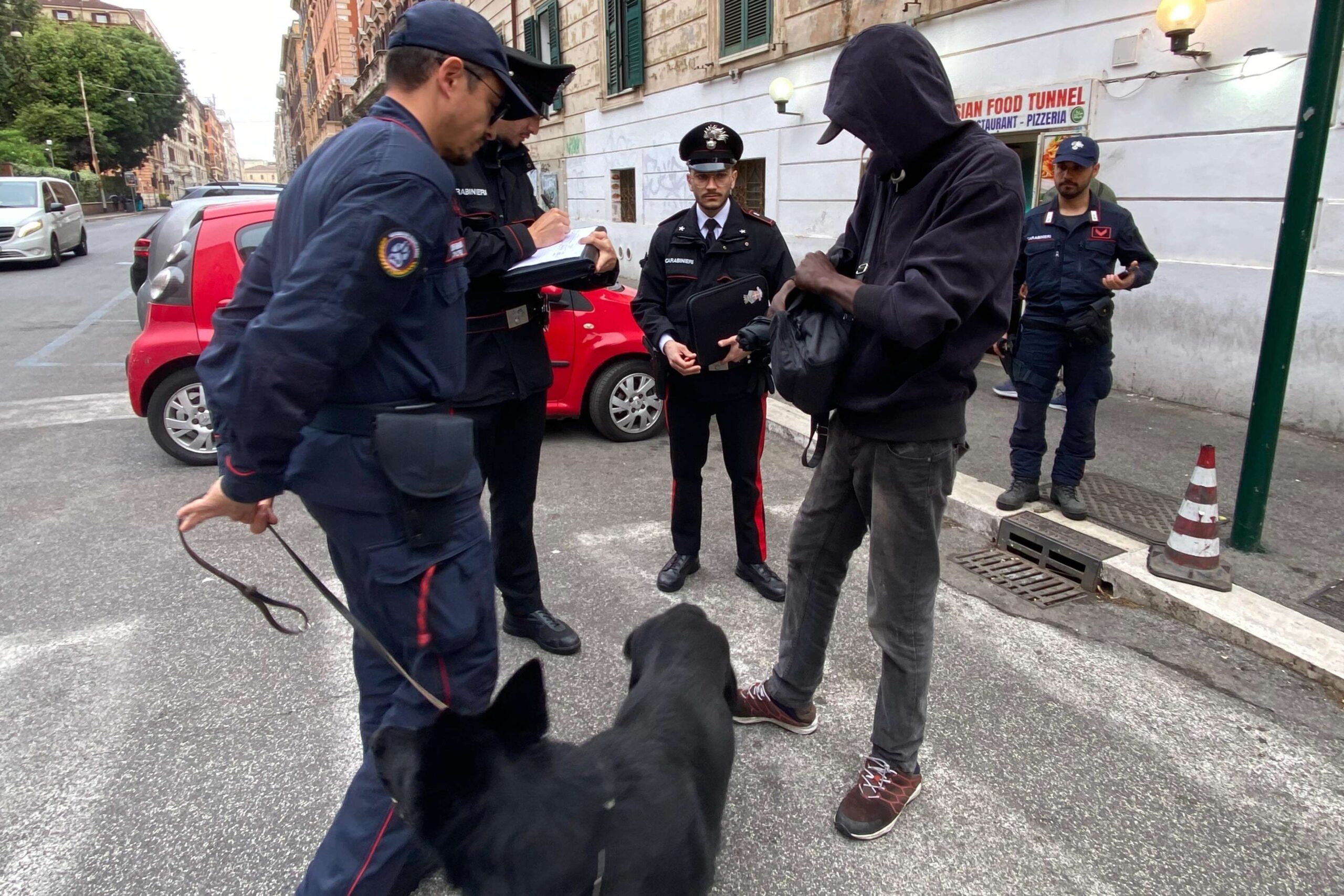 CENTRO_-_I_controlli_dei_Carabinieri_a_Termini__2_