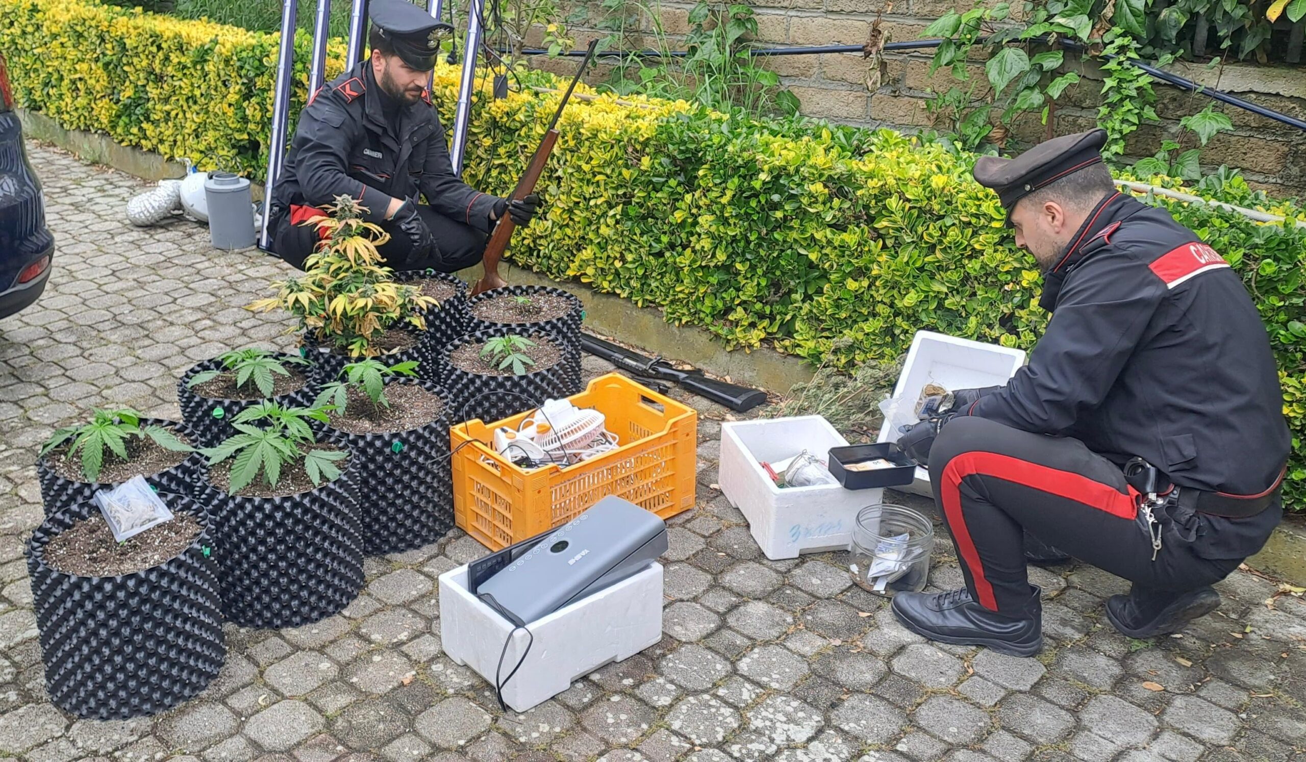 CIVITAVECCHIA_-_La_droga_e_il_materiale_sequestrati_dai_Carabinieri__1_
