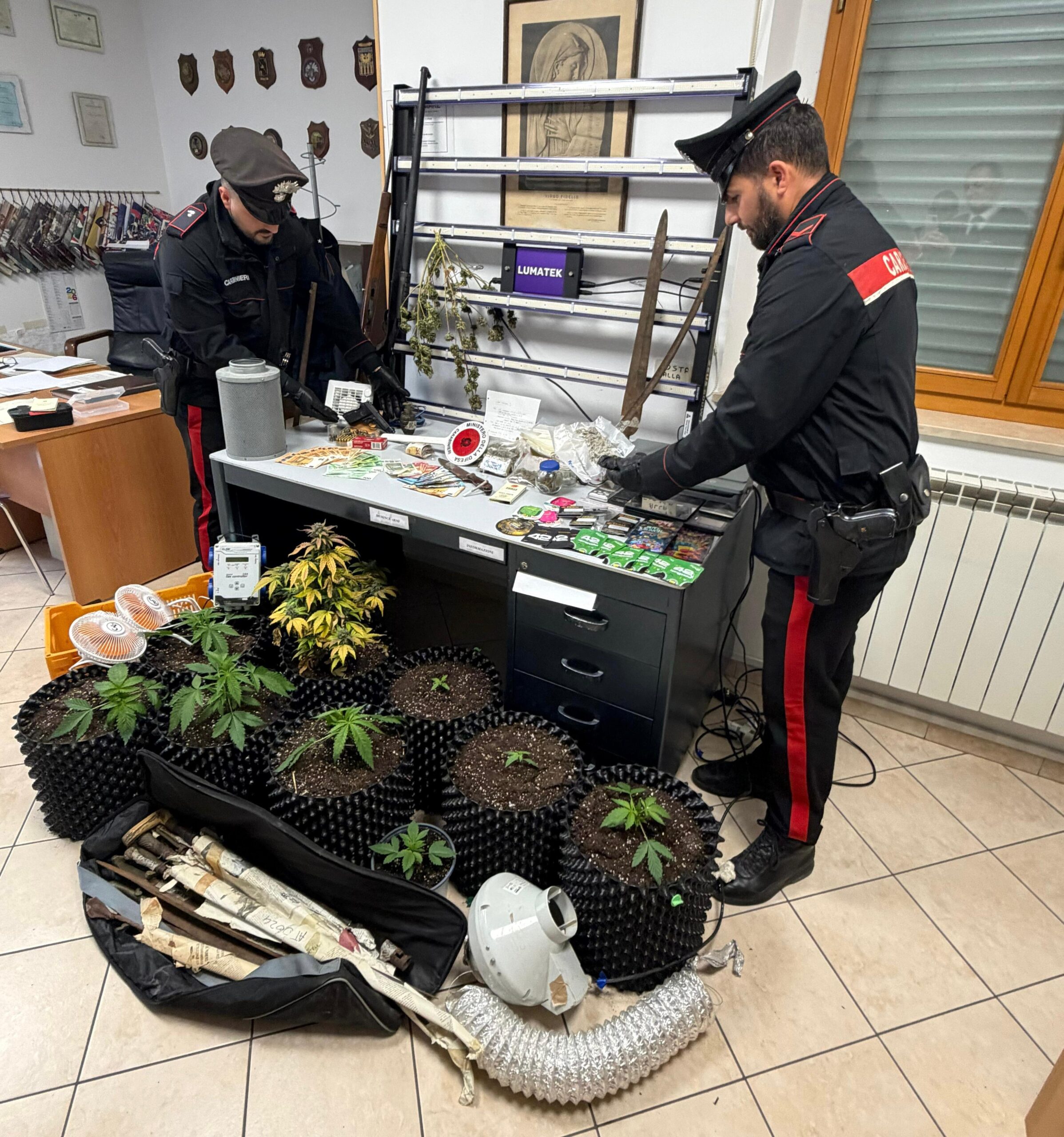 CIVITAVECCHIA_-_La_droga_e_il_materiale_sequestrati_dai_Carabinieri__3_