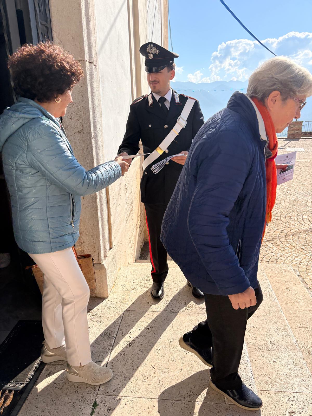 Carabinieri_impegnati_contro_le_truffe_agli_anziani__2_