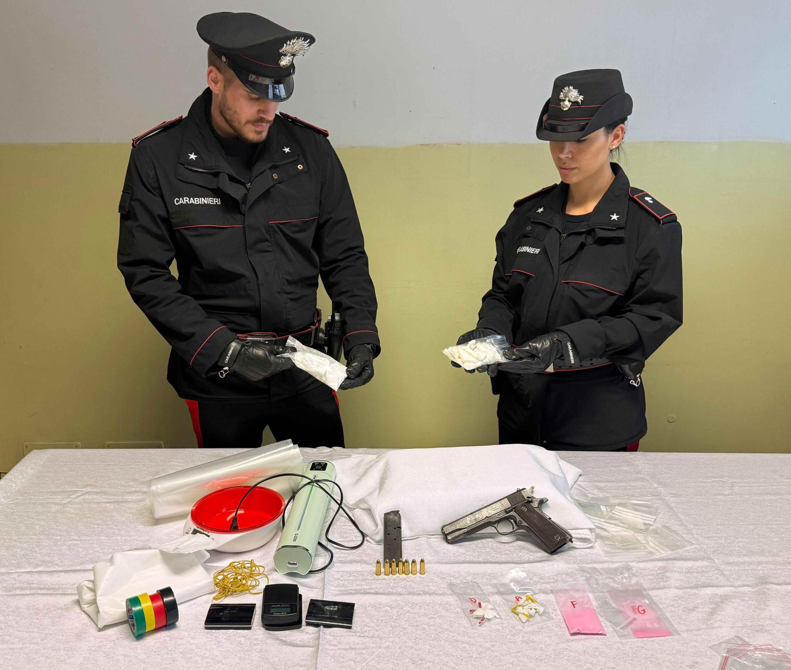 FRASCATI_-_La_droga__la_pistola_e_il_materiale_sequestrati_dai_Carabinieri_a_Tor_Bella_Monaca__1