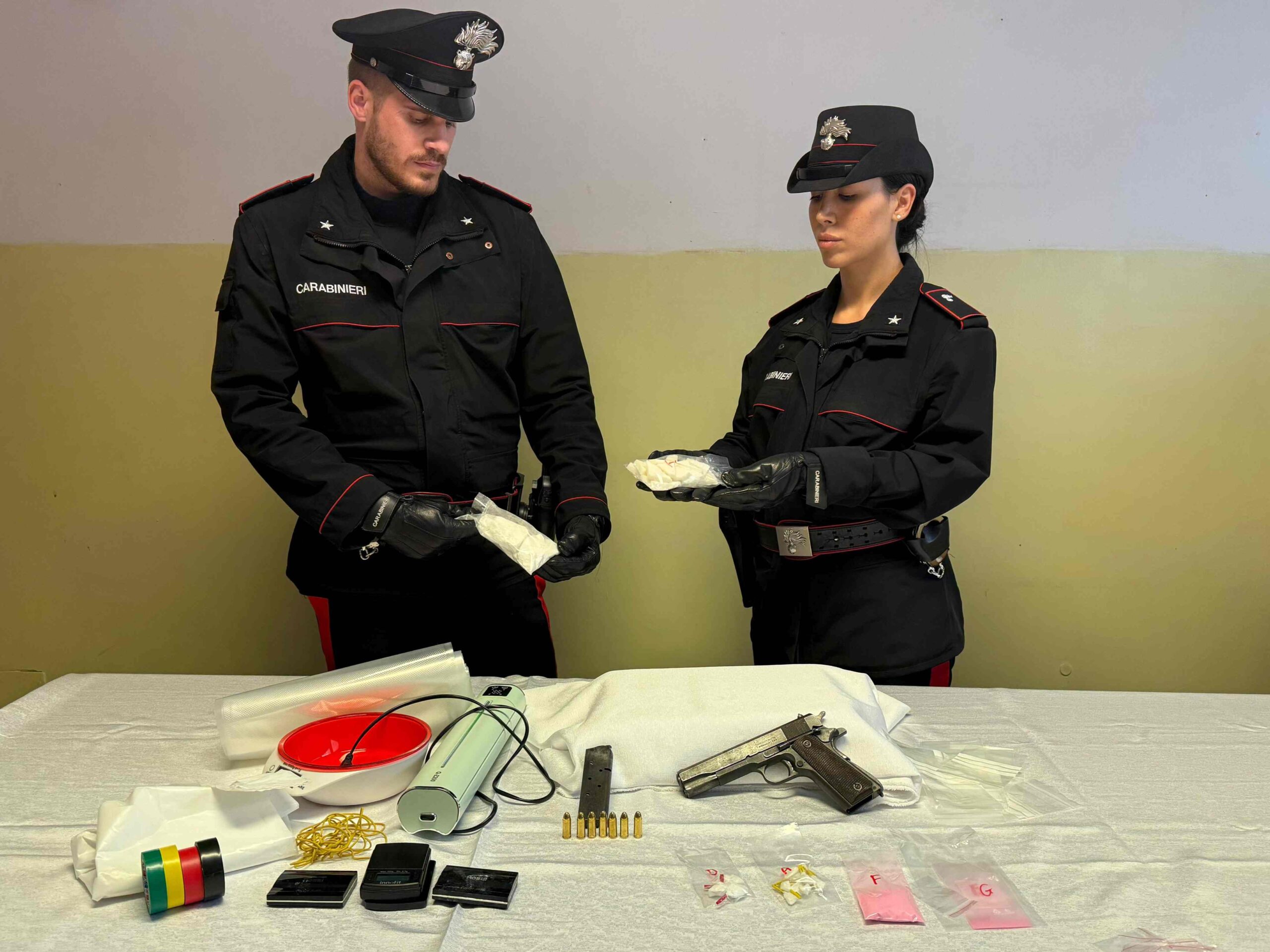 FRASCATI_-_La_droga__la_pistola_e_il_materiale_sequestrati_dai_Carabinieri_a_Tor_Bella_Monaca__2