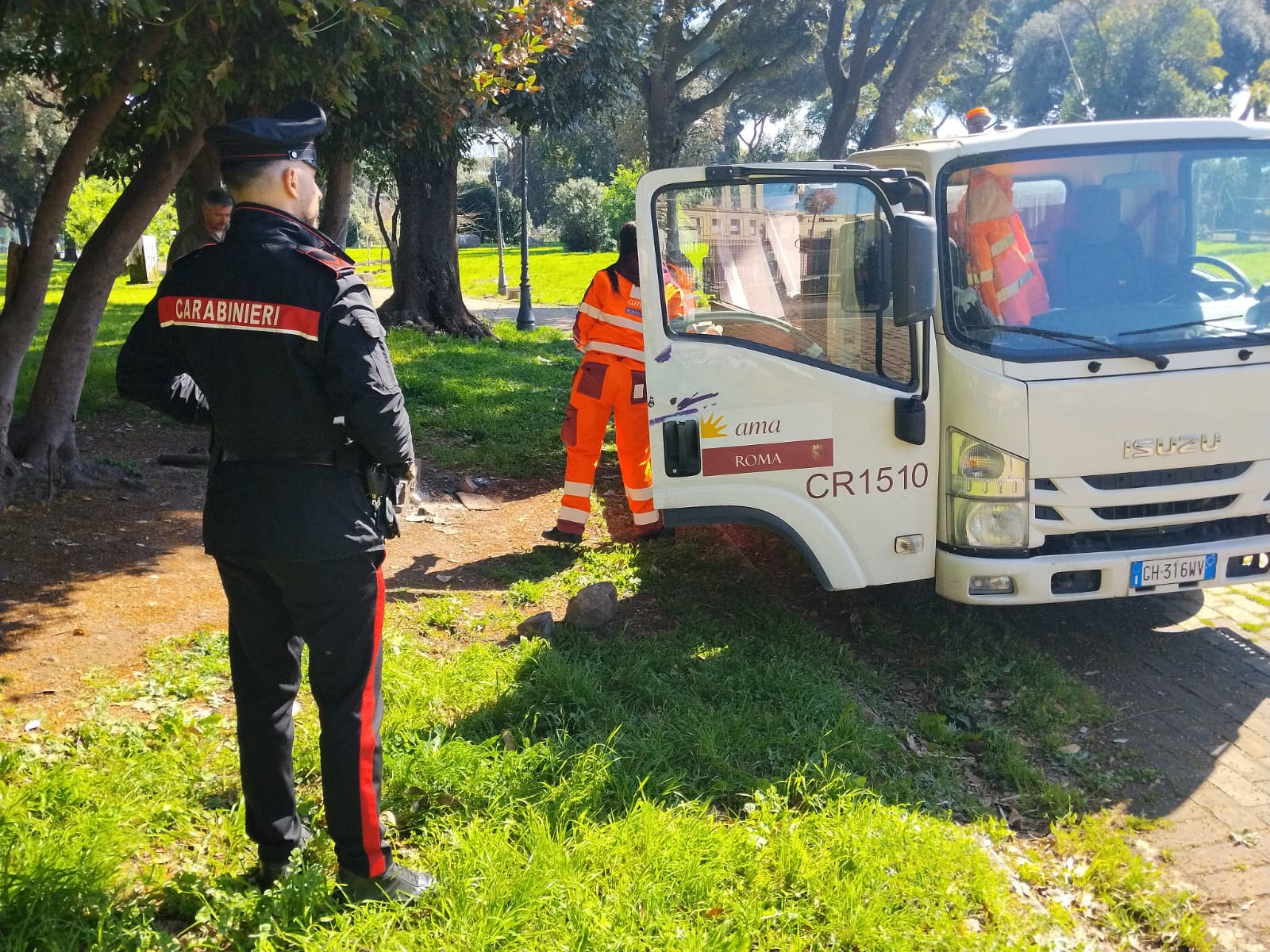PIAZZA_DANTE_-_I_Carabinieri_impegnati_nei_controlli_a_Colle_Oppio_e_Celio__2_