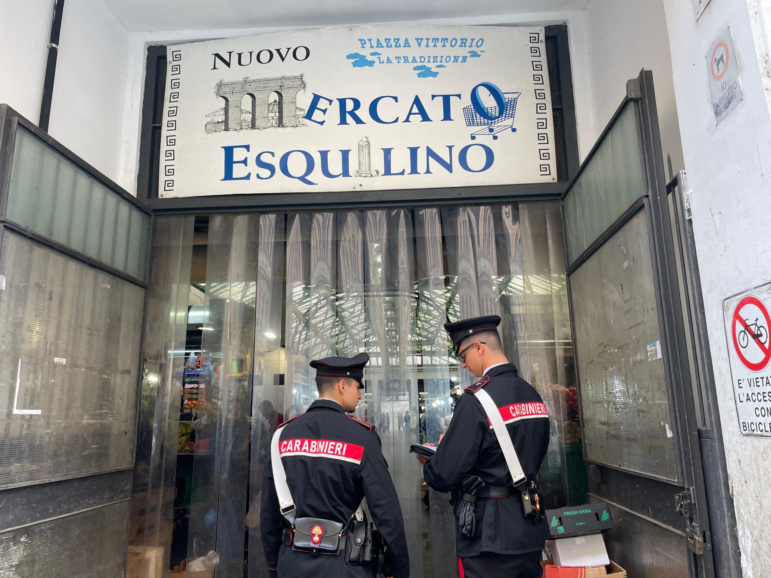 PIAZZA_DANTE_-_I_controlli_dei_Carabinieri_al_mercato_Esquilino__1_