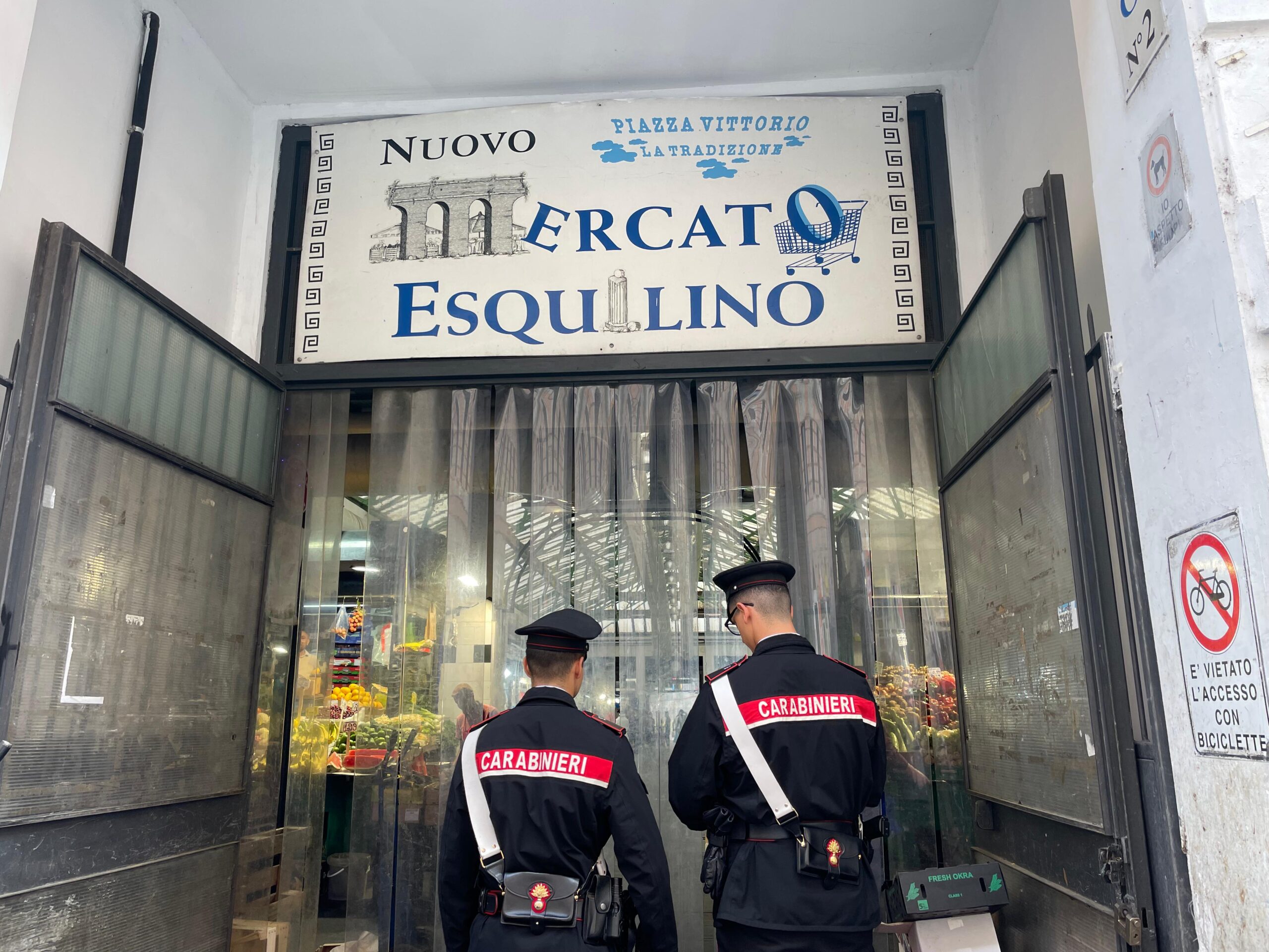 PIAZZA_DANTE_-_I_controlli_dei_Carabinieri_al_mercato_Esquilino__3_