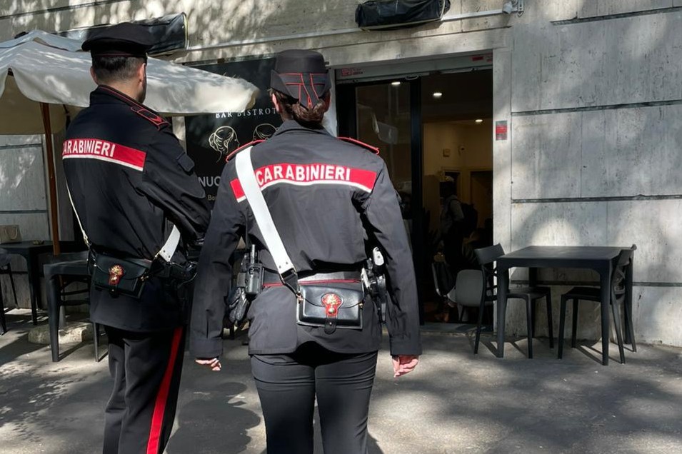 TRIONFALE_-_Controlli_dei_Carabinieri_presso_le_attivit___commerciali__3_