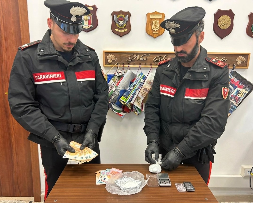 VELLETRI_-_La_droga_e_il_denaro_sequestrati_dai_Carabinieri__2_
