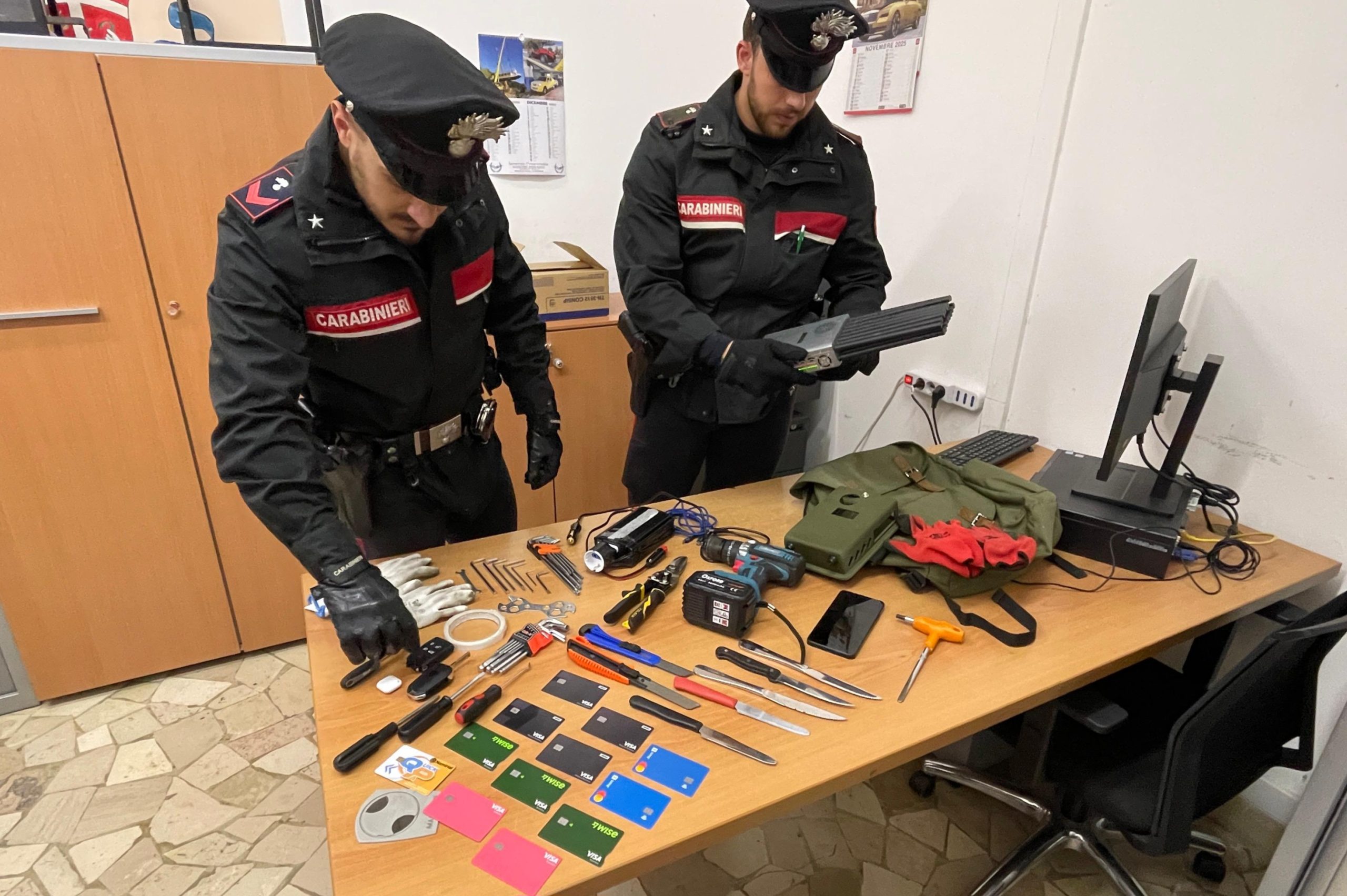 il_Kit_del_ladro_d_auto_sequestrato_all_uomo_questa_mattina__1_