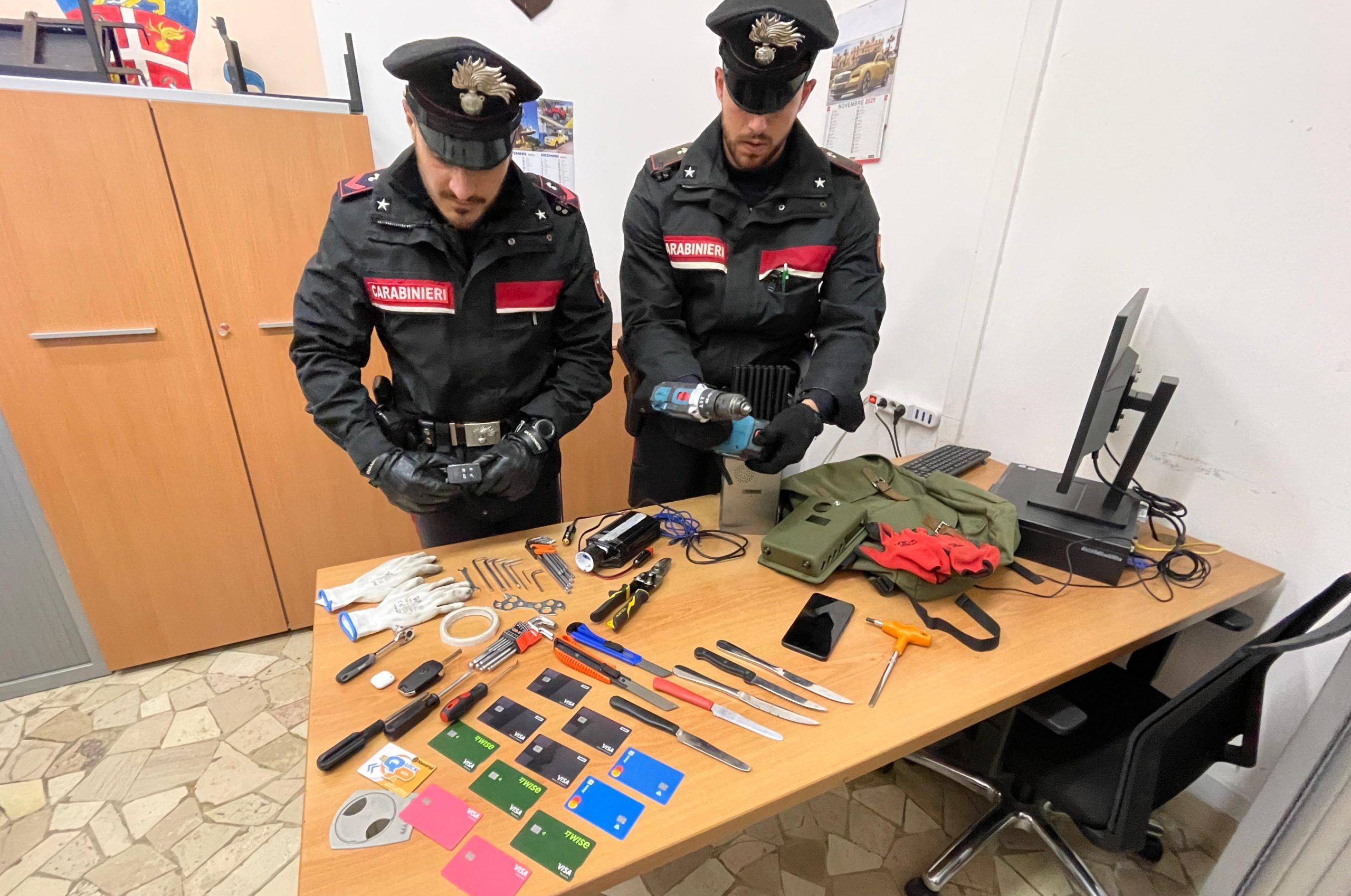 il_Kit_del_ladro_d_auto_sequestrato_all_uomo_questa_mattina__2_