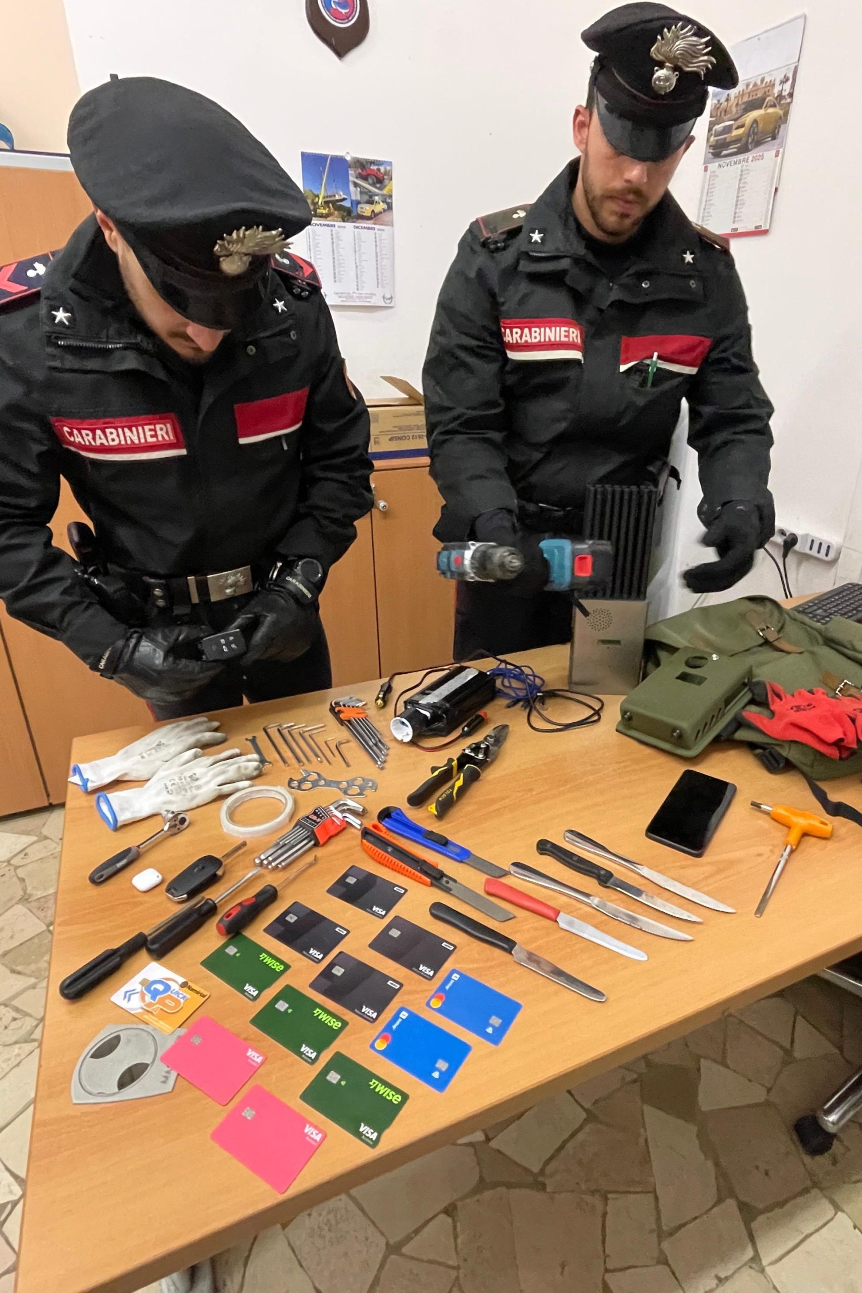 il_Kit_del_ladro_d_auto_sequestrato_all_uomo_questa_mattina__3_