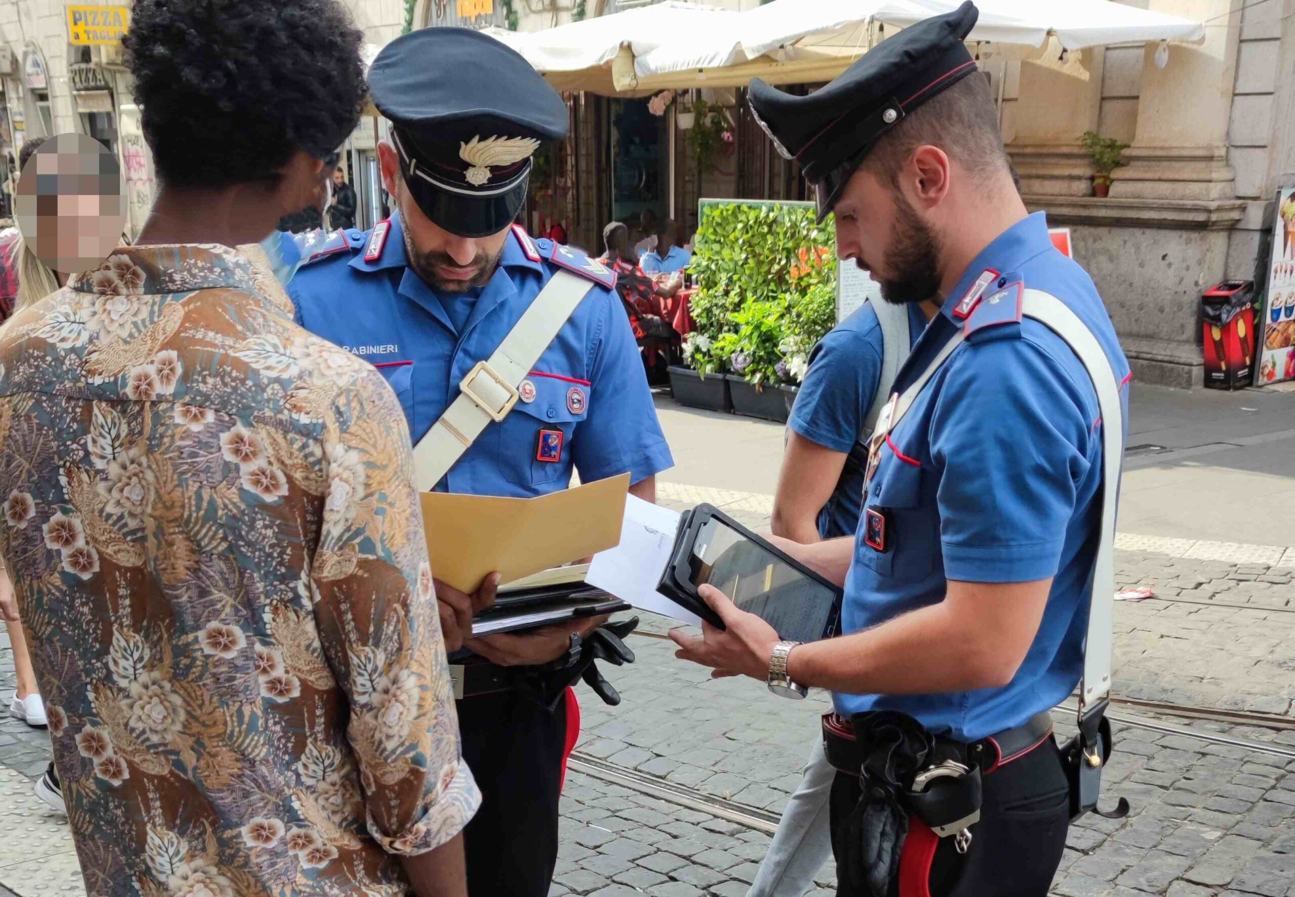 CENTRO_-_Controlli_dei_Carabinieri_contro_furti_e_borseggi_nel_centro_storico__4_