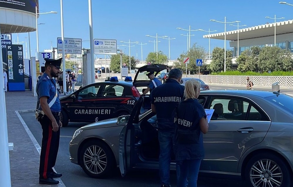 CP_AEROPORTI_-_I_controlli_dei_Carabinieri_presso_lo_scalo_di_Fiumicino__3_