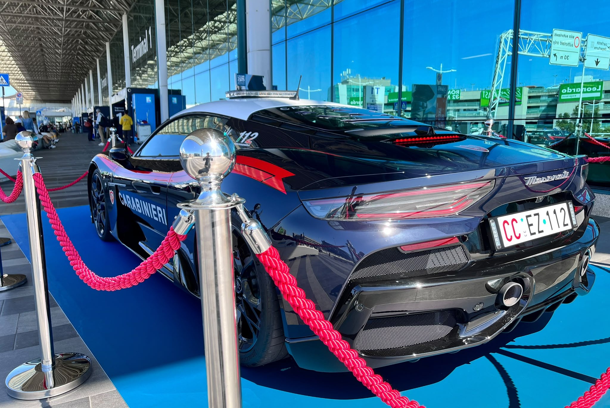CP_AEROPORTI_-_La_Maserati_MCPURA_in_esposizione_presso_il_Terminal_1_dell_aeroporto_di_Fiumicin