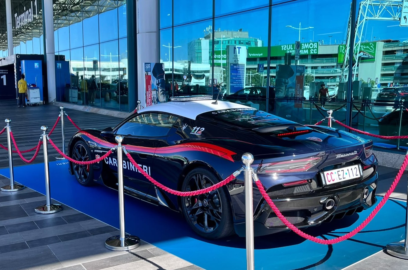 CP_AEROPORTI_-_La_Maserati_MCPURA_in_esposizione_presso_il_Terminal_1_dell_aeroporto_di_Fiumicin