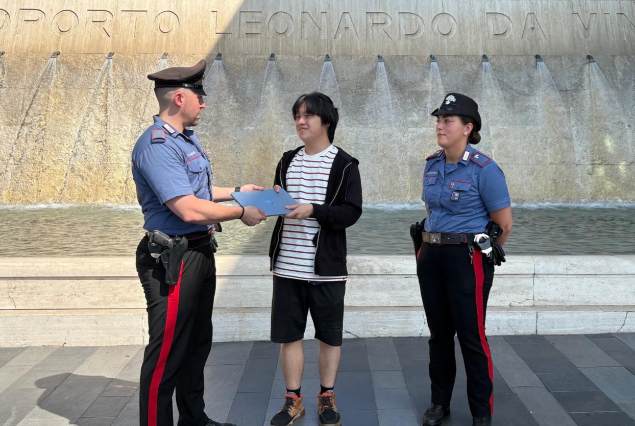 FRASCATI_-_Carabinieri_restituiscono_Macbook_alla_vittima__1_