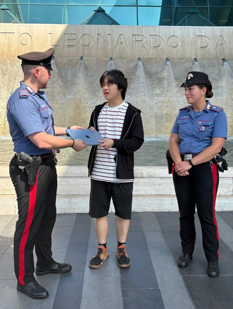 FRASCATI_-_Carabinieri_restituiscono_Macbook_alla_vittima__2_