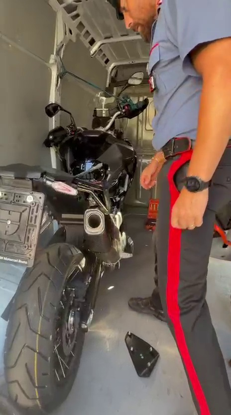 FRASCATI_-_L_officina_ambulante_con_le_moto_rubate_recuperate_dai_Carabinieri