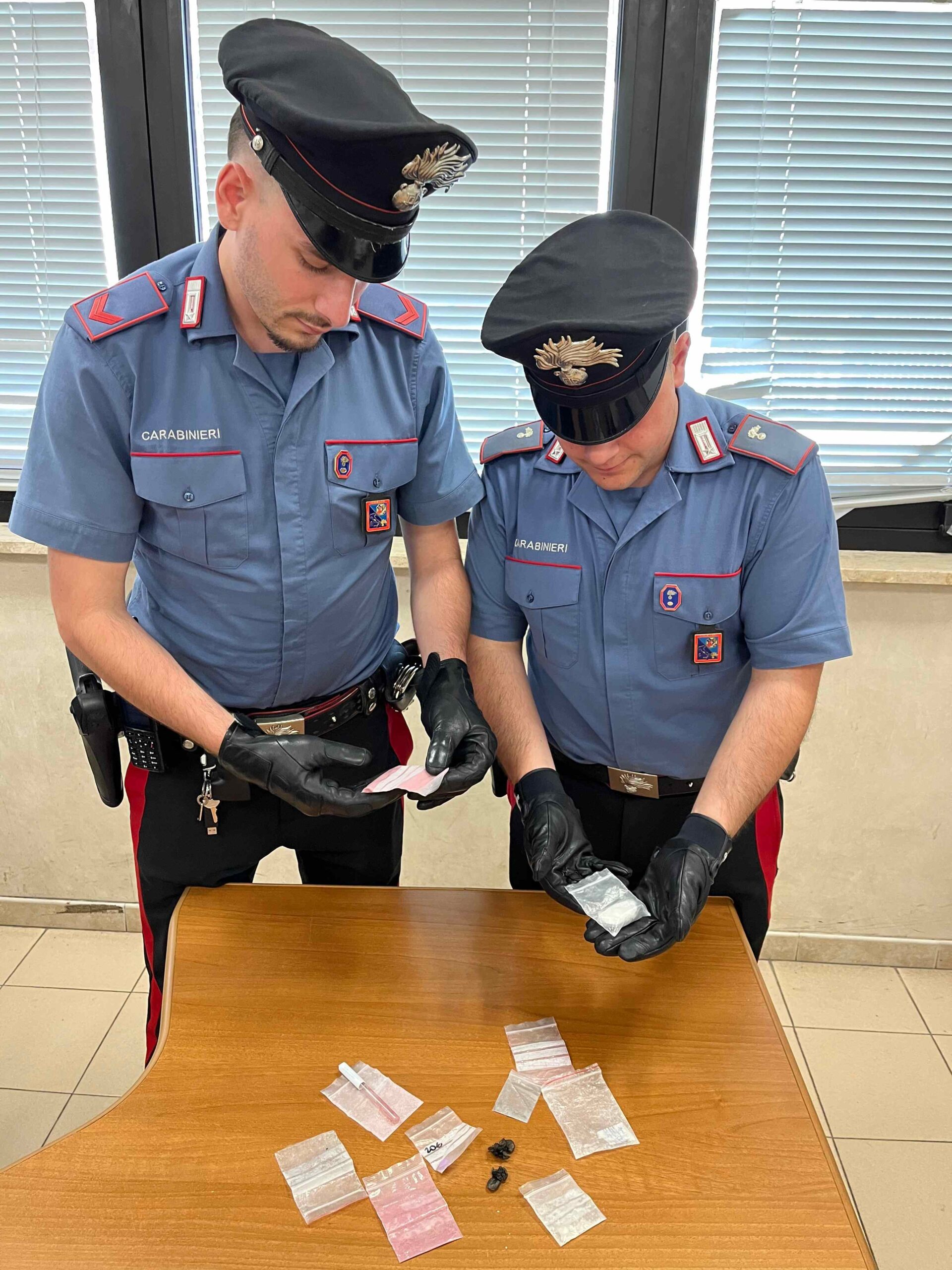 OSTIA_-_Controlli_sul_litorale._La_droga_sequestrata_dai_Carabinieri__1_