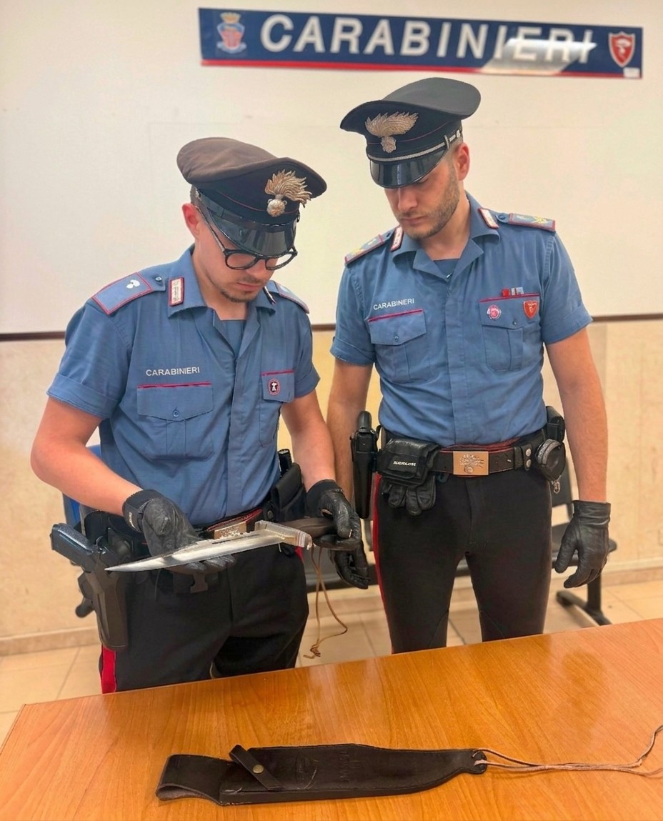 OSTIA_-_Il_coltello_sequestrato_dai_Carabinieri__1_