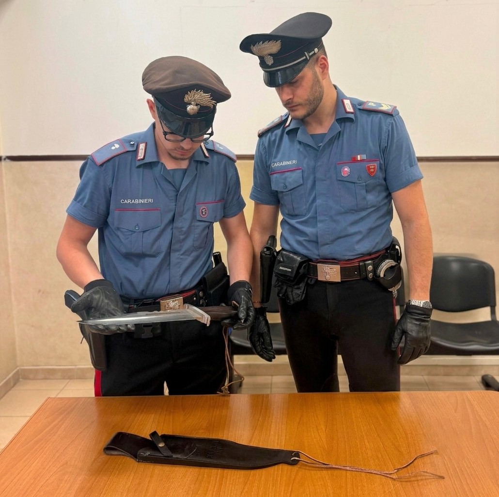 OSTIA_-_Il_coltello_sequestrato_dai_Carabinieri__2_