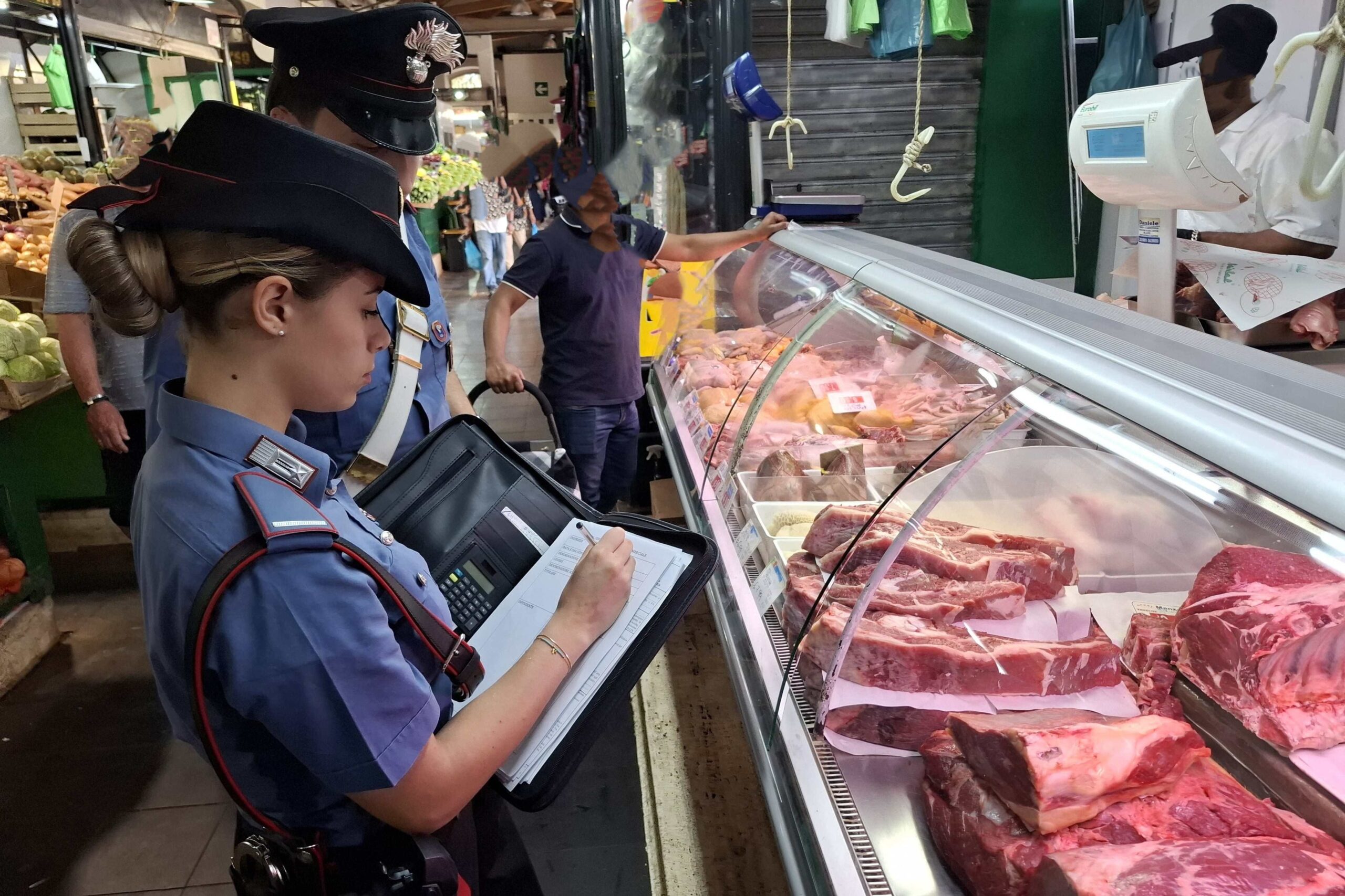 PIAZZA_DANTE_-_Controlli_dei_Carabinieri_al_mercato_Esquilino__2_