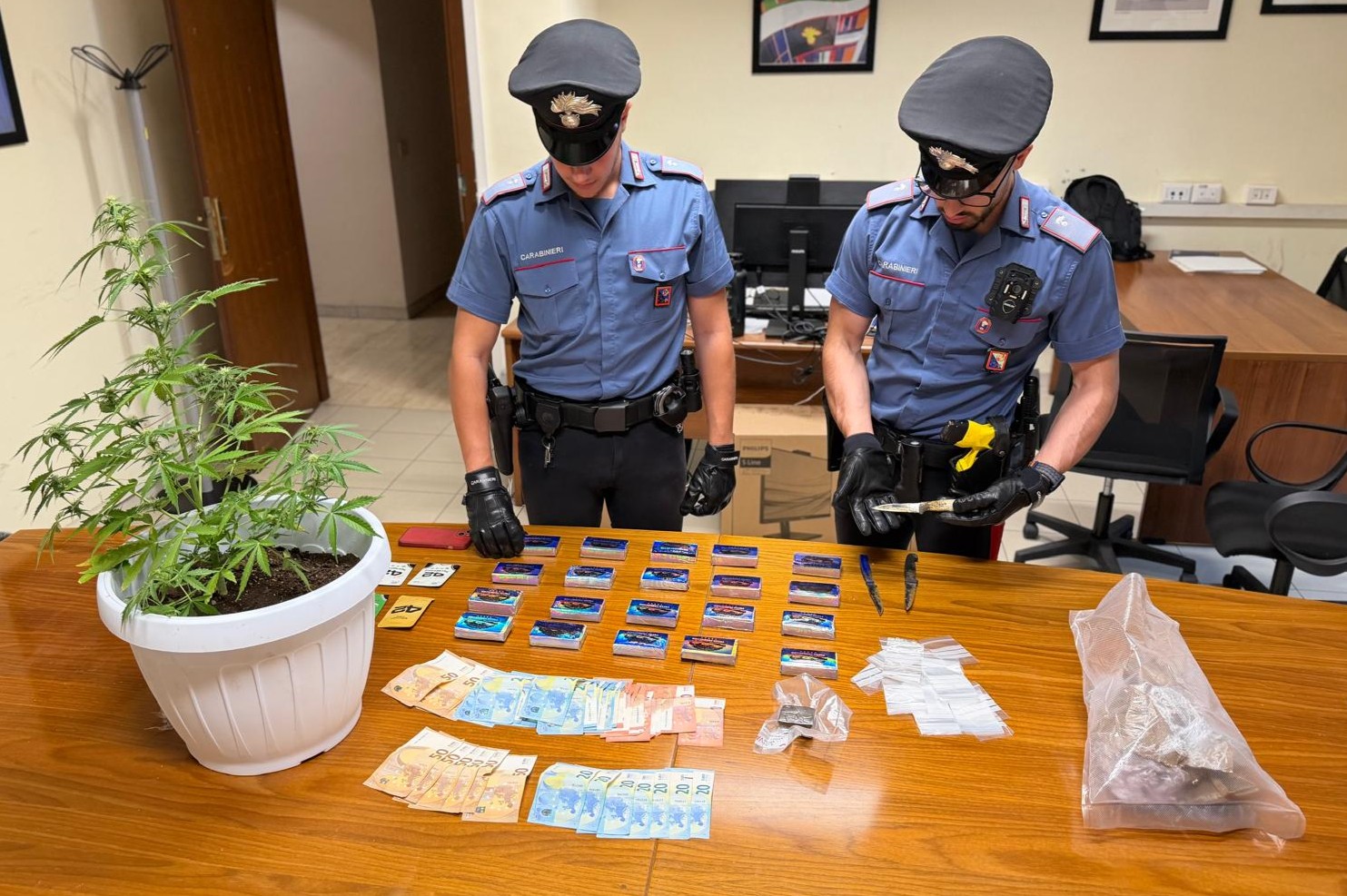 PROVINCIALE_-_La_droga_sequestrata_dai_Carabinieri_della_Compagnia_Roma_Piazza_Dante__1_