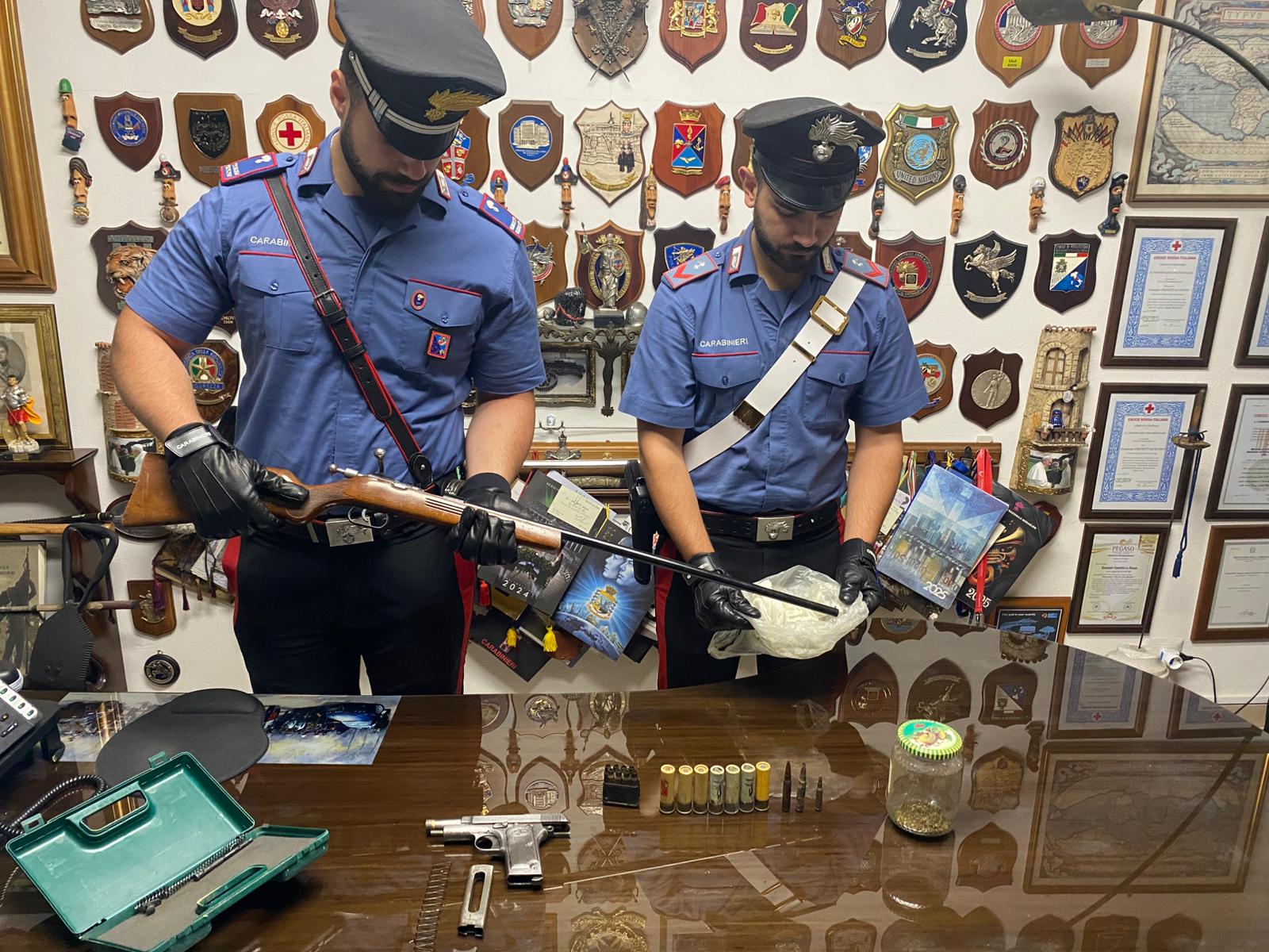 VELLETRI_-_I_Carabinieri_con_armi_e_droga_sequestrata__1_