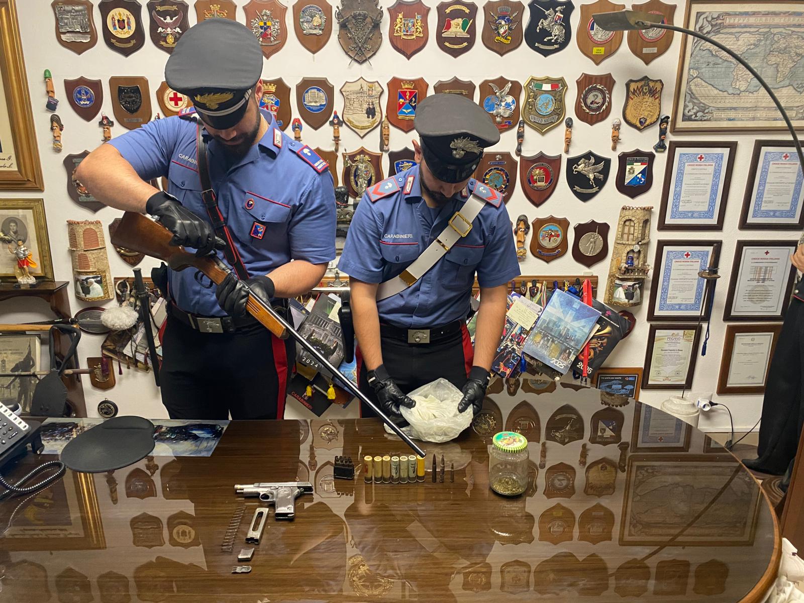 VELLETRI_-_I_Carabinieri_con_armi_e_droga_sequestrata__2_