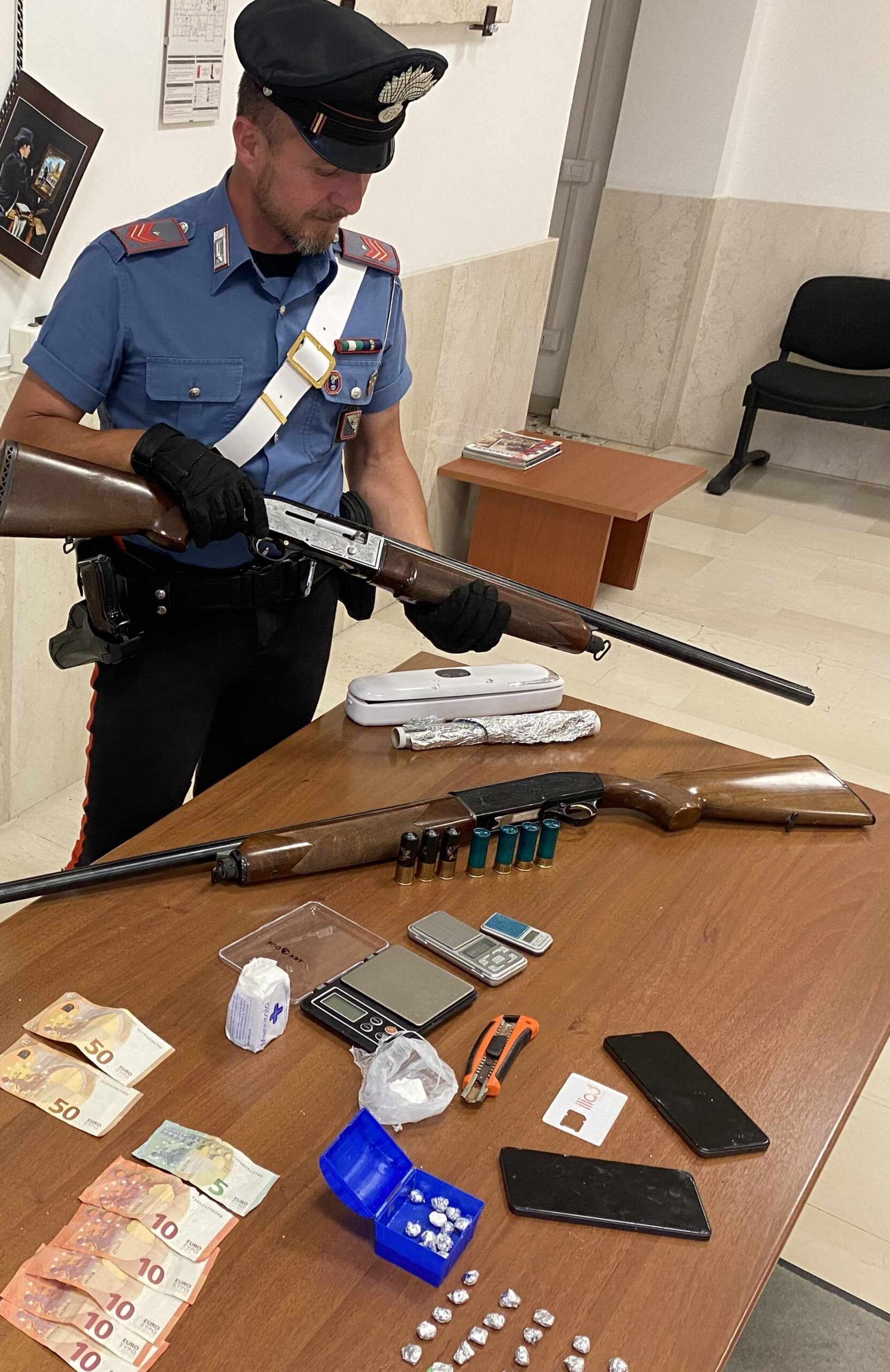 VELLETRI_-_I_Carabinieri_con_il_materiale_sequestrato__1_