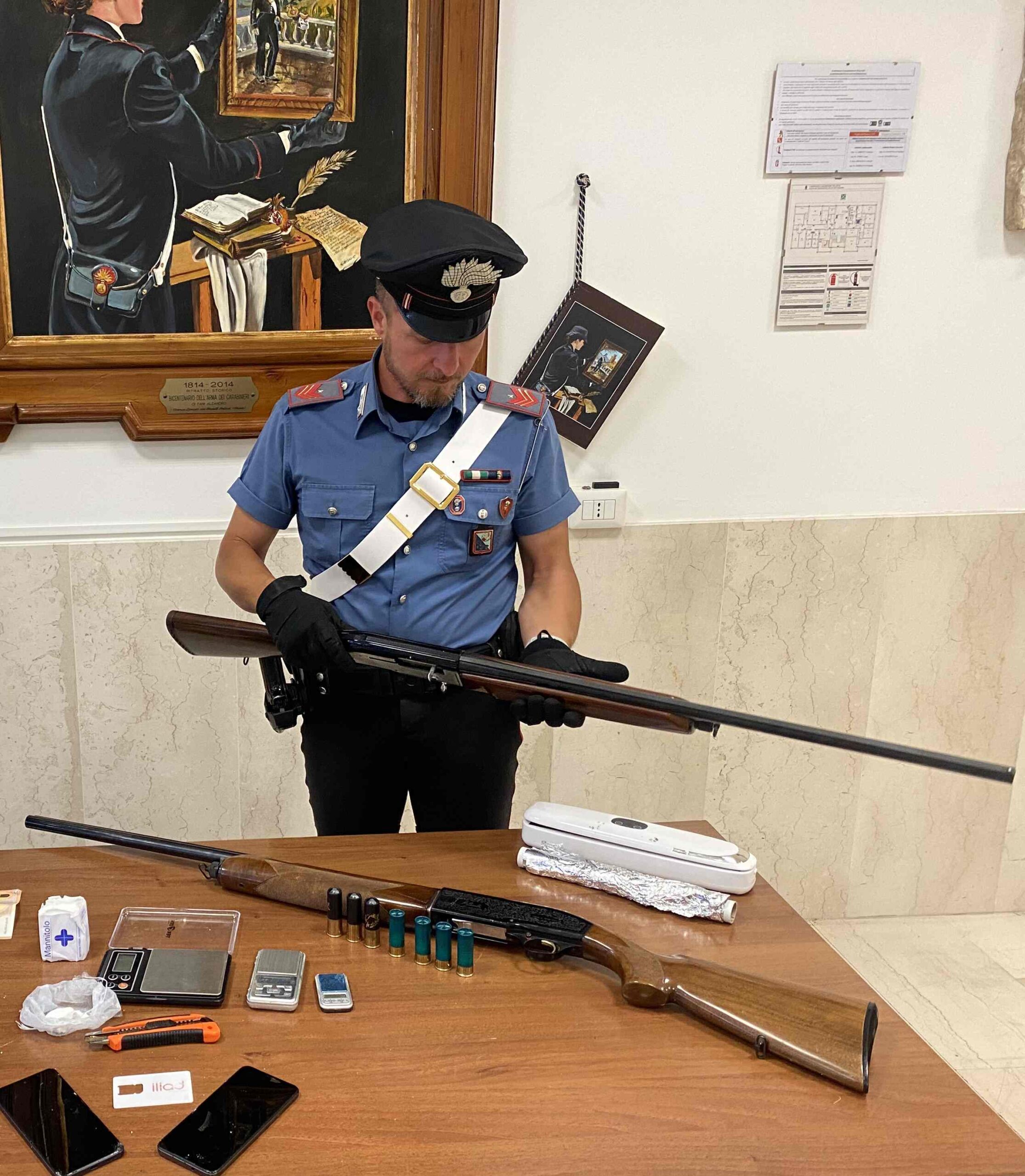 VELLETRI_-_I_Carabinieri_con_il_materiale_sequestrato__2_
