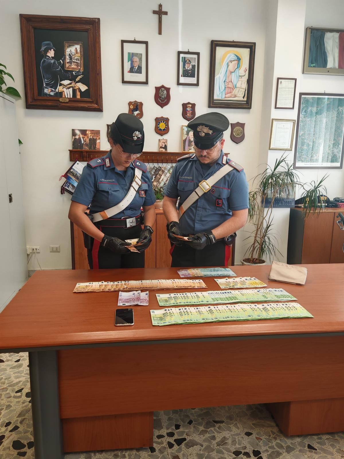 VELLETRI_-_I_soldi_sequestrati_dai_Carabinieri__1_