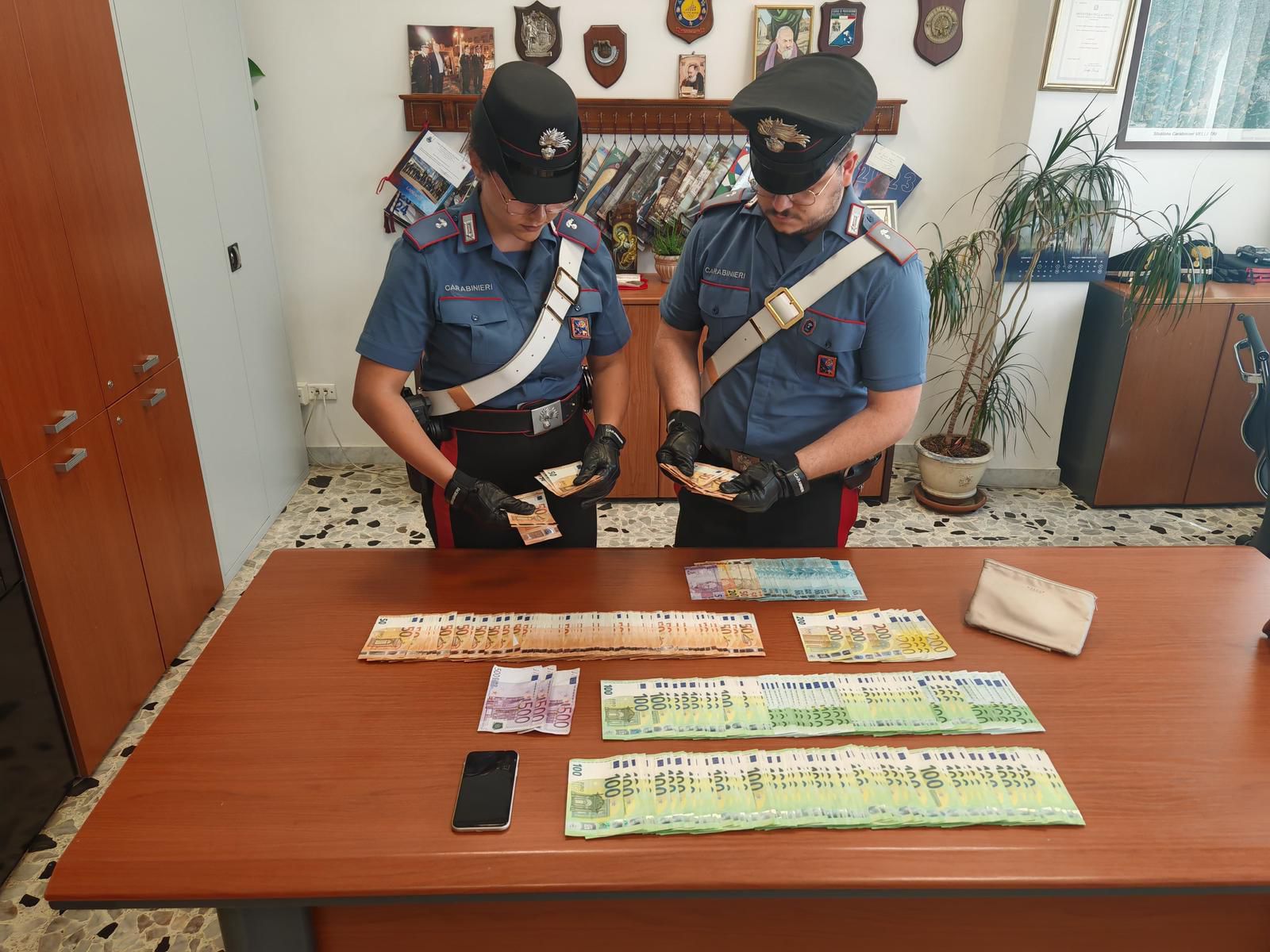 VELLETRI_-_I_soldi_sequestrati_dai_Carabinieri__2_