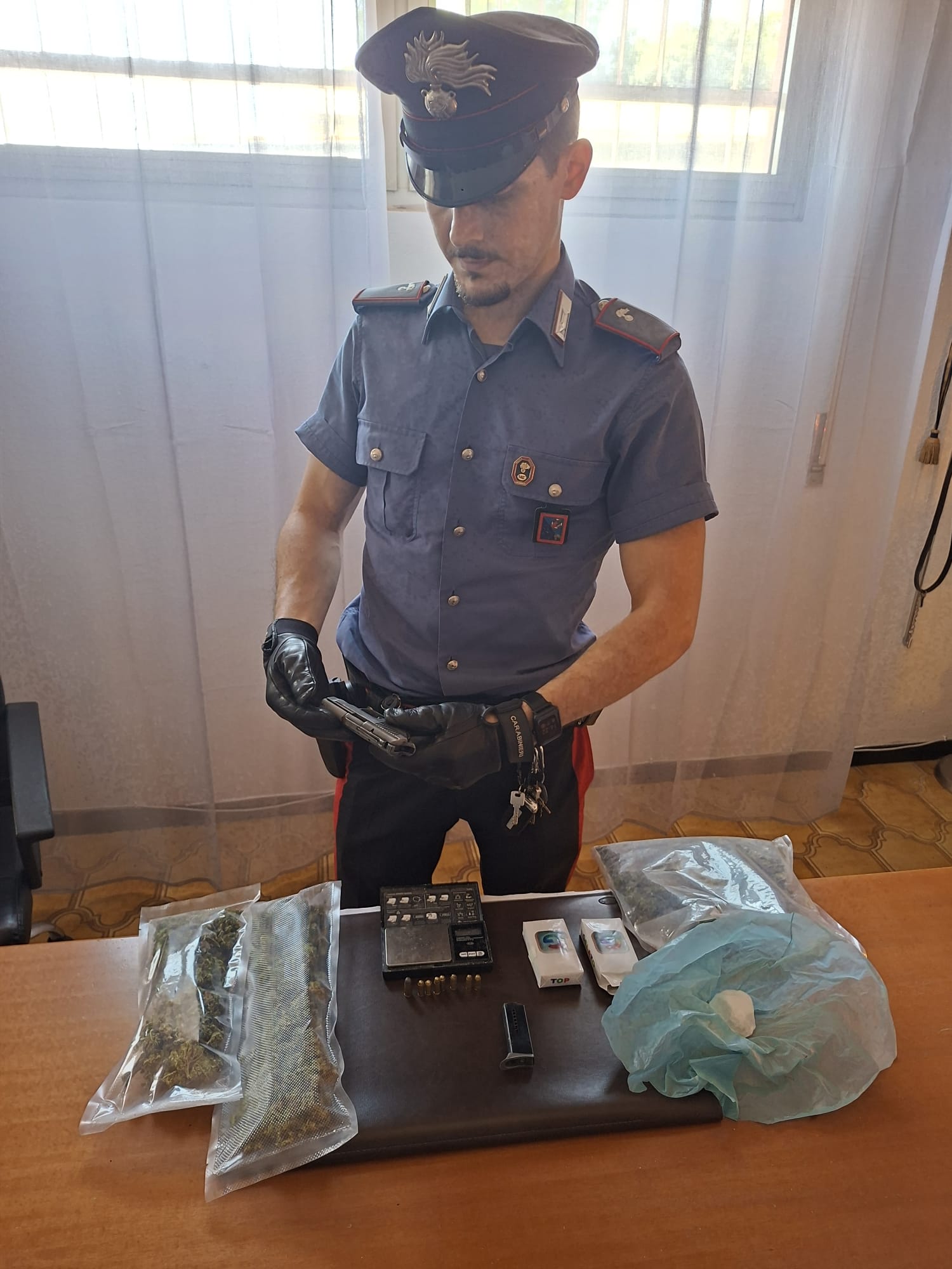 ANZIO_-_La_droga_e_la_pistola_sequestrate_dai_Carabinieri__1_