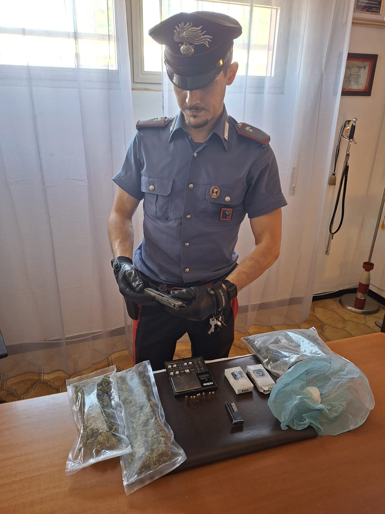 ANZIO_-_La_droga_e_la_pistola_sequestrate_dai_Carabinieri__2_