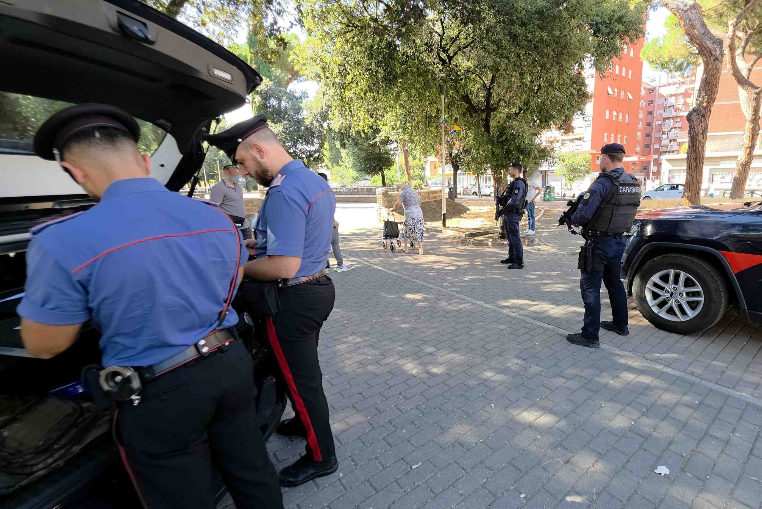 CASILINA_-_Controlli_dei_Carabinieri_nel_quartiere_Cinecit_t___5_