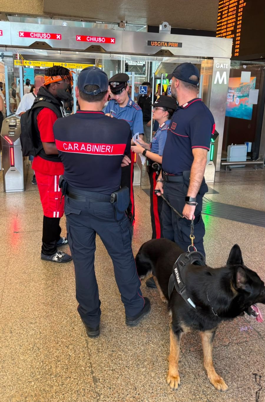 CENTRO_-_Controlli_dei_Carabinieri_presso_la_stazione_Termini__1_