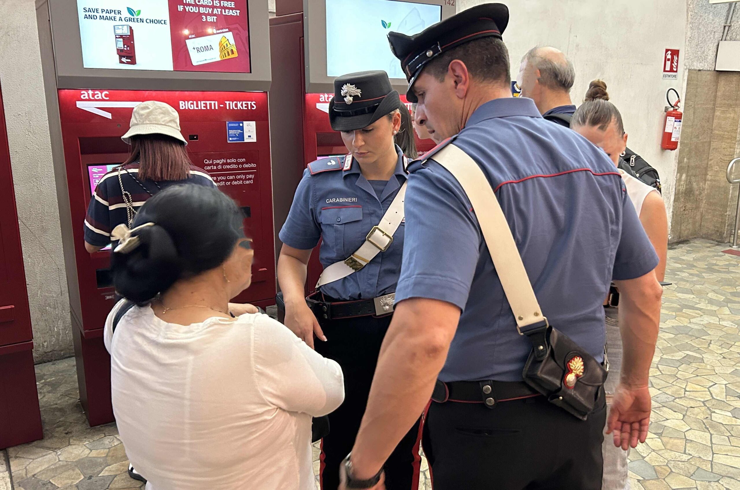 CENTRO_-_Controlli_dei_Carabinieri_presso_la_stazione_Termini__2_