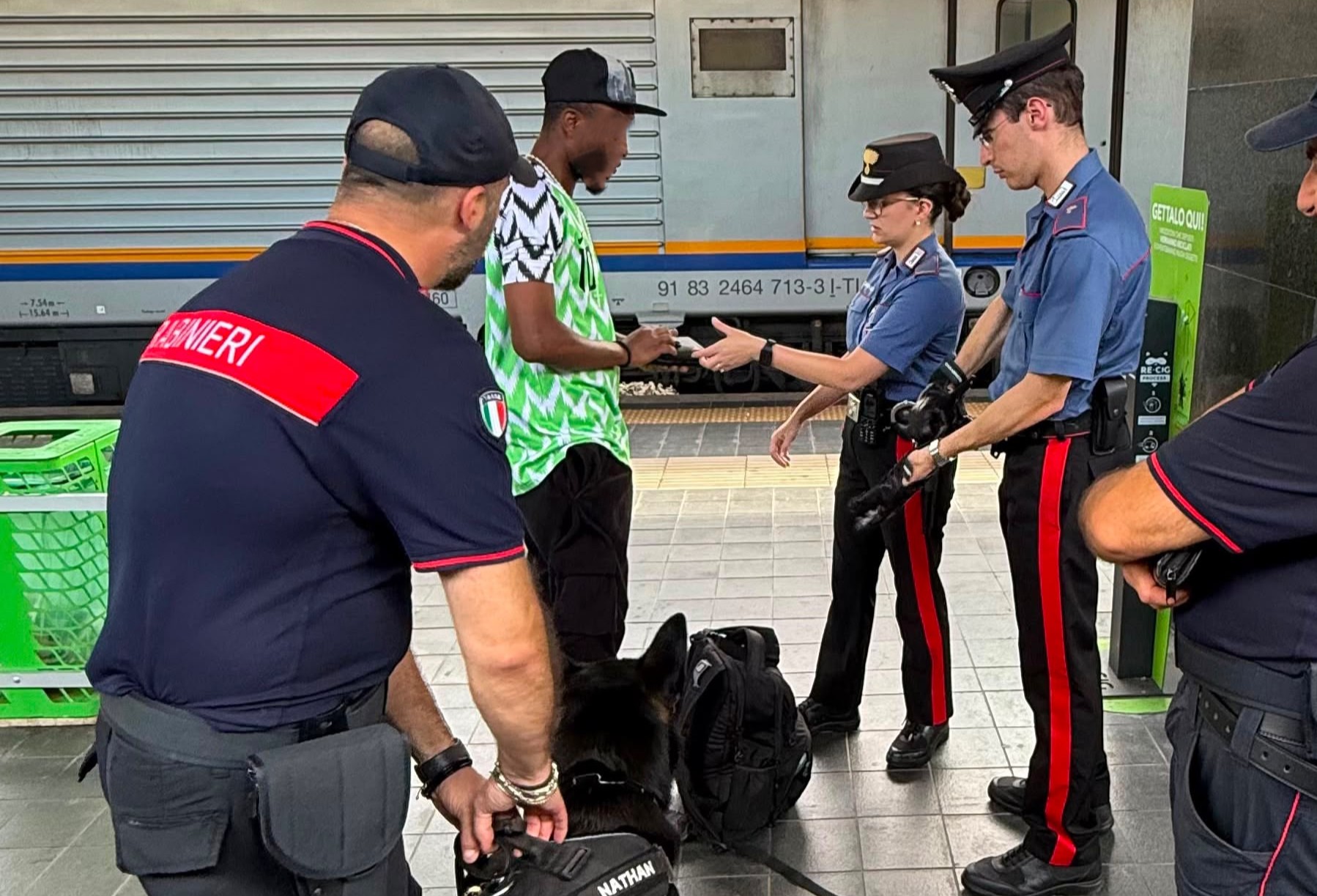 CENTRO_-_Controlli_dei_Carabinieri_presso_la_stazione_Termini__3_