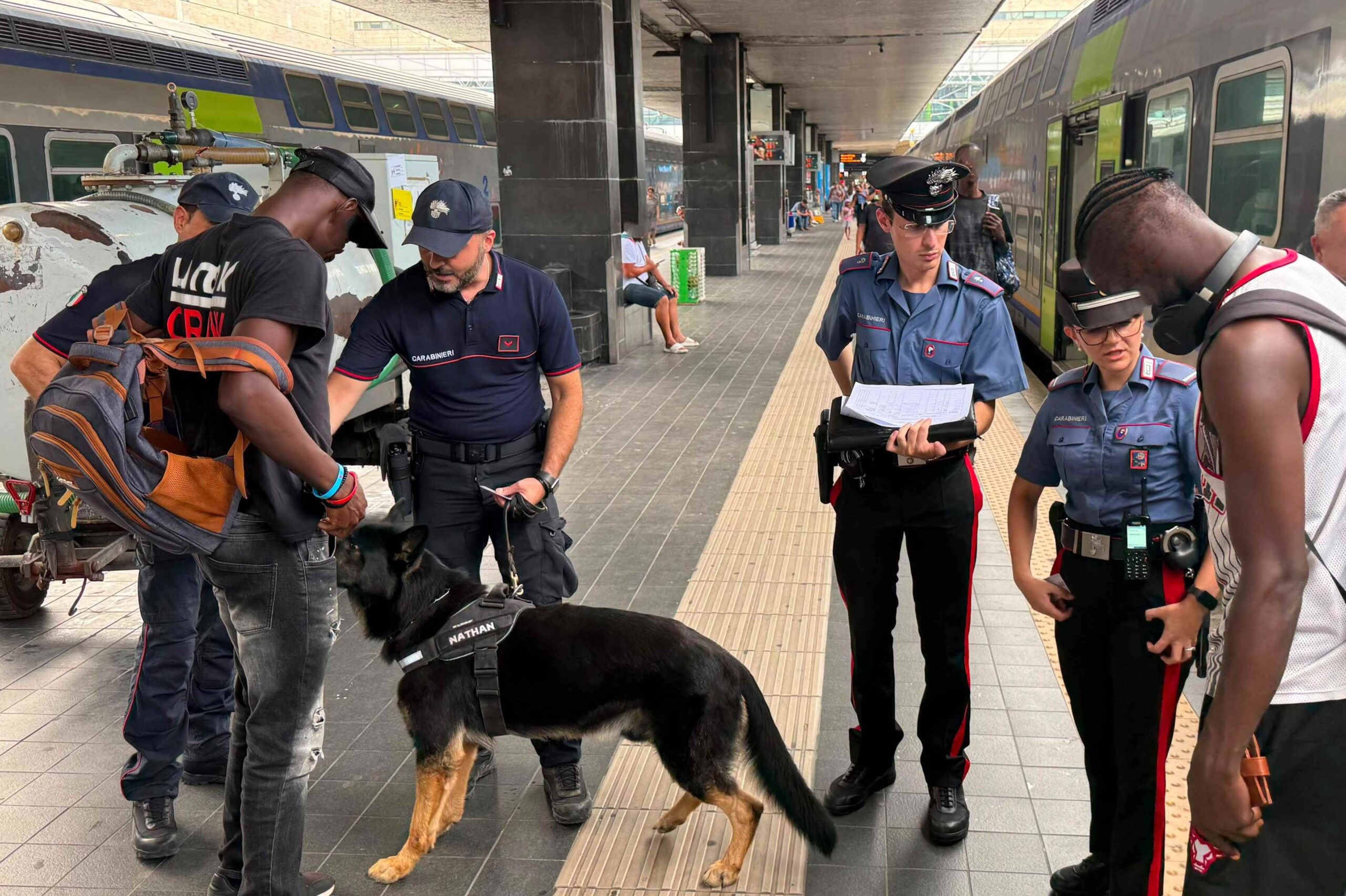 CENTRO_-_Controlli_dei_Carabinieri_presso_la_stazione_Termini__4_