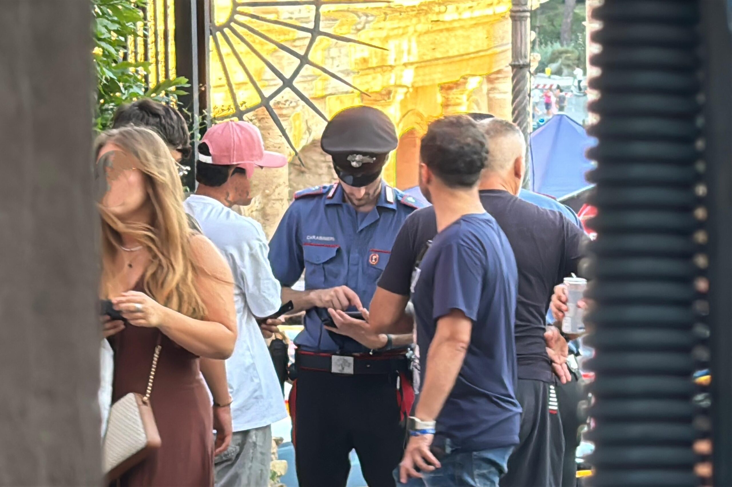 CENTRO_-_I_Controlli_dei_Carabinieri_tra_Colosseo_e_Largo_Agnesi__3_