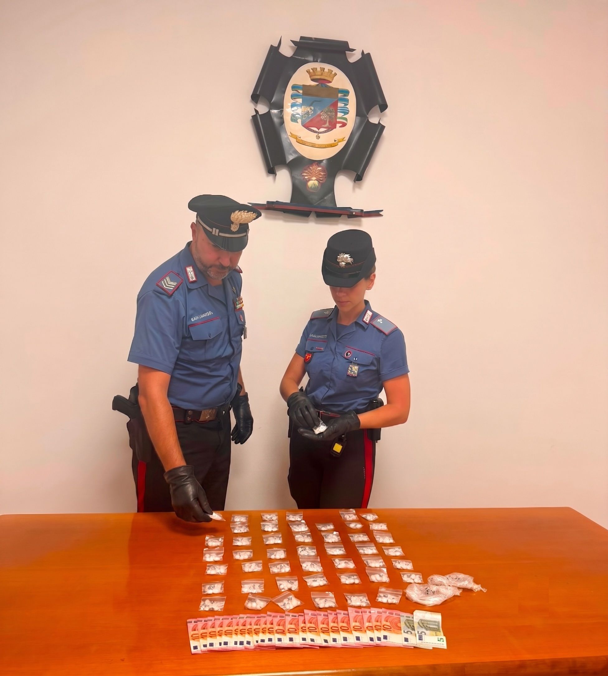 OSTIA_-_I_Carabinieri_impegnati_nei_controllli_e_il_materiale_sequestrato__1_
