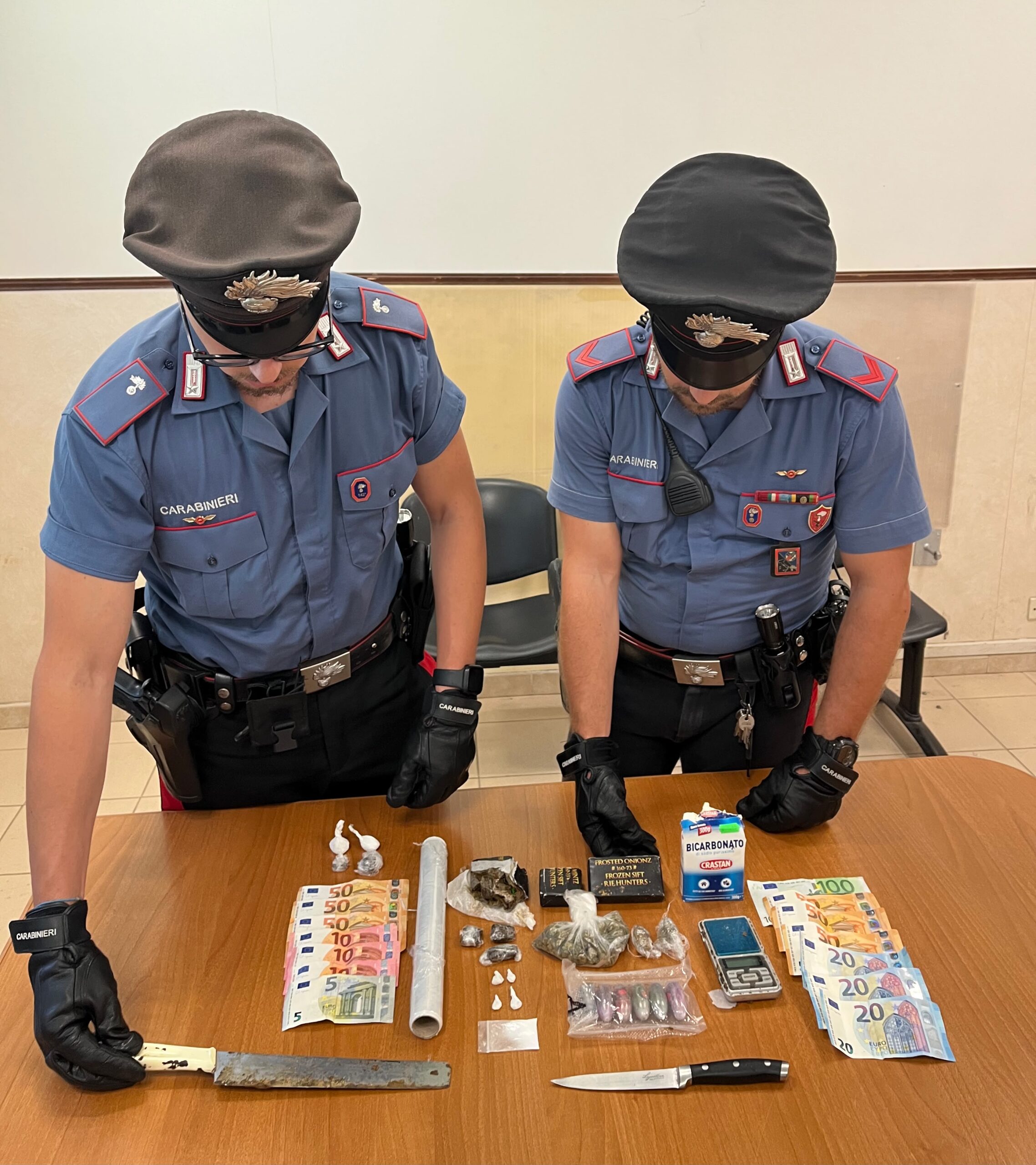 OSTIA_-_I_Carabinieri_impegnati_nei_controllli_e_il_materiale_sequestrato__2_