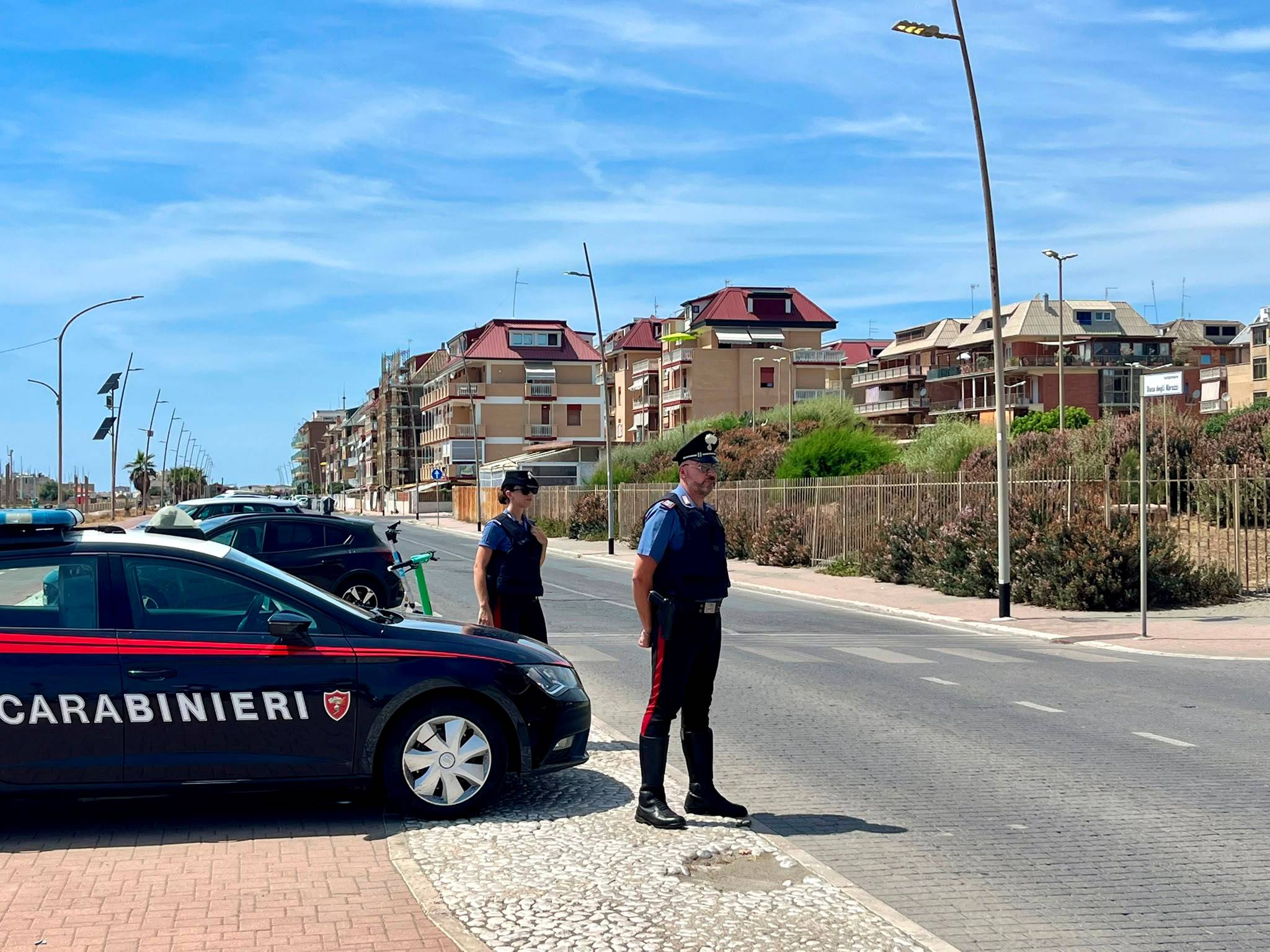 OSTIA_-_I_Carabinieri_impegnati_nei_controllli_e_il_materiale_sequestrato__3_