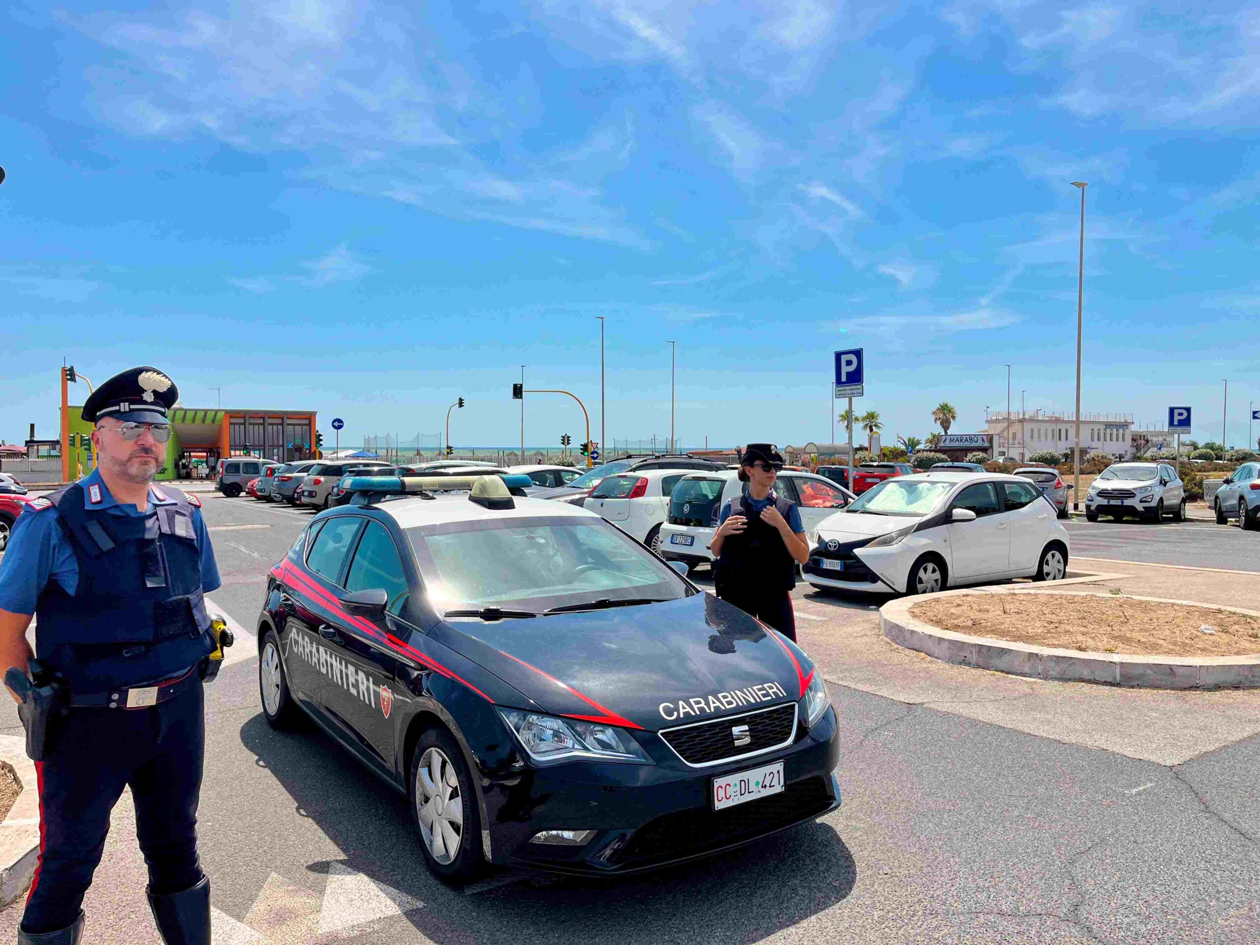 OSTIA_-_I_Carabinieri_impegnati_nei_controllli_e_il_materiale_sequestrato__5_